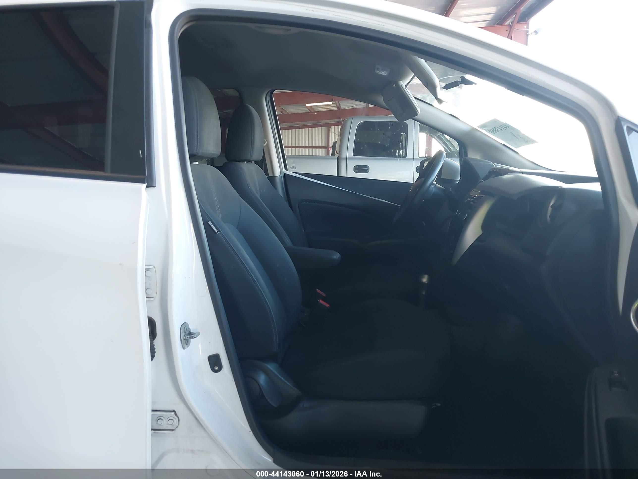 NISSAN VERSA image 5