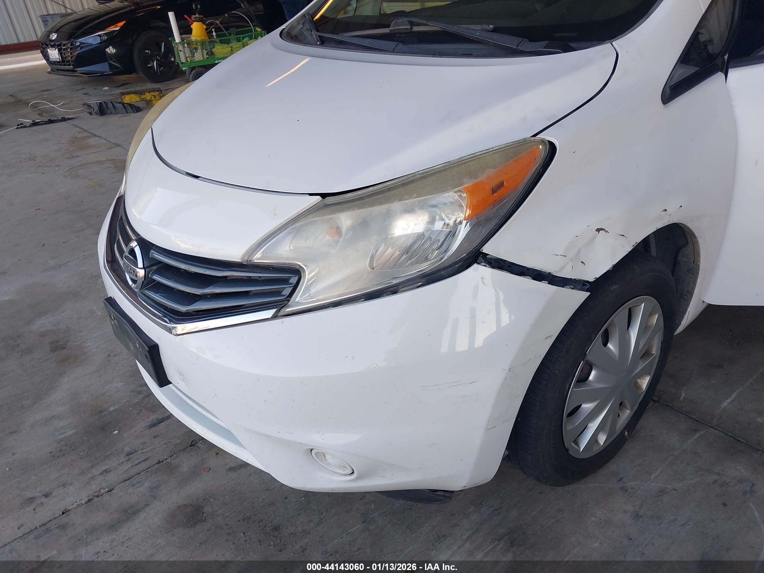 NISSAN VERSA image 6