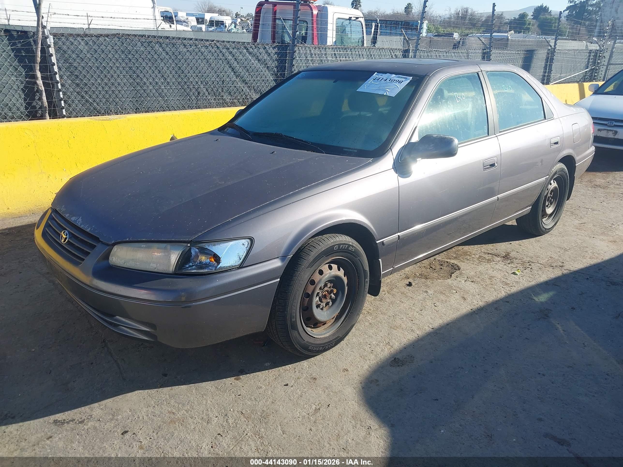 TOYOTA CAMRY image 2