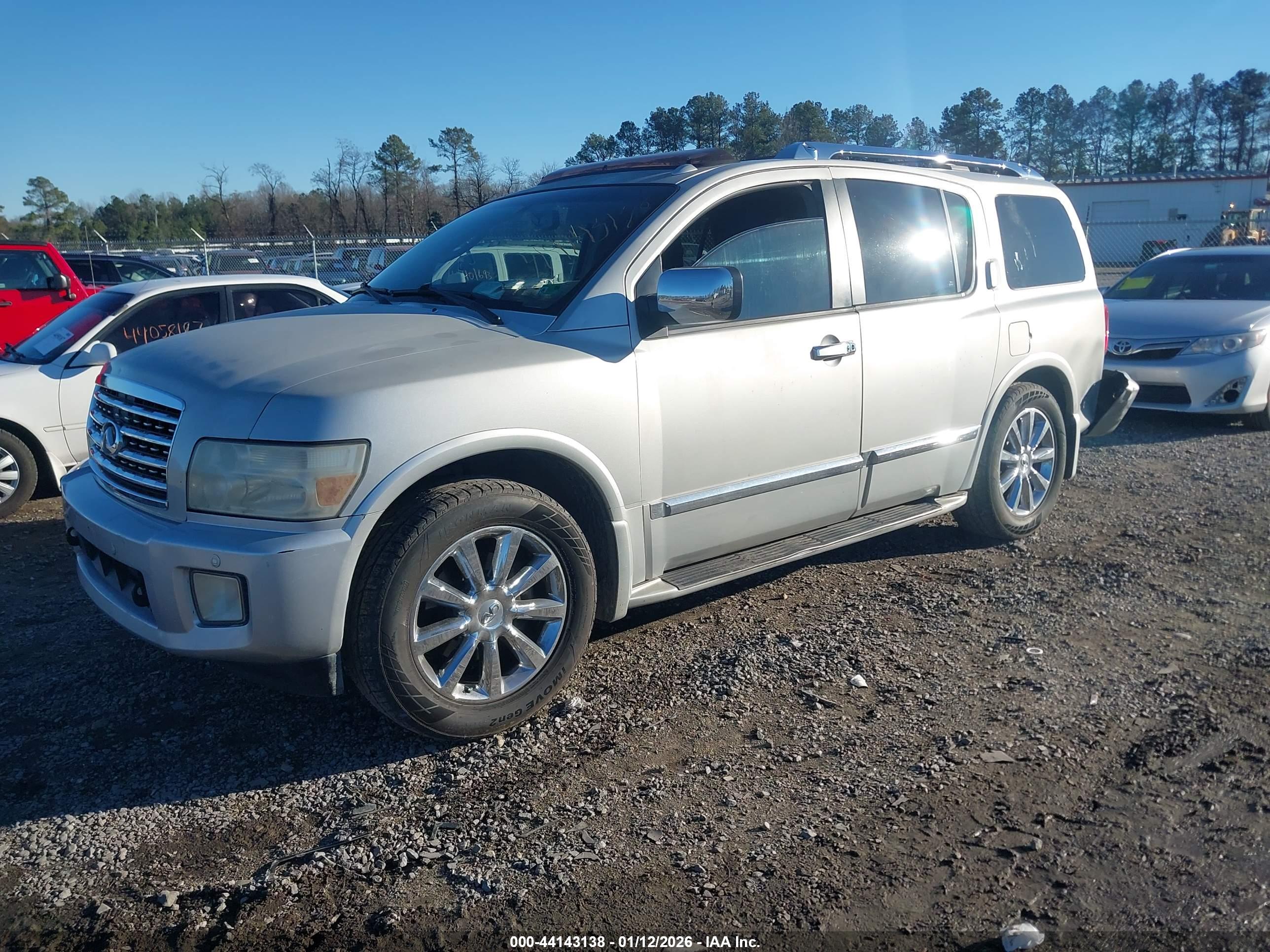 INFINITI QX56 image 2