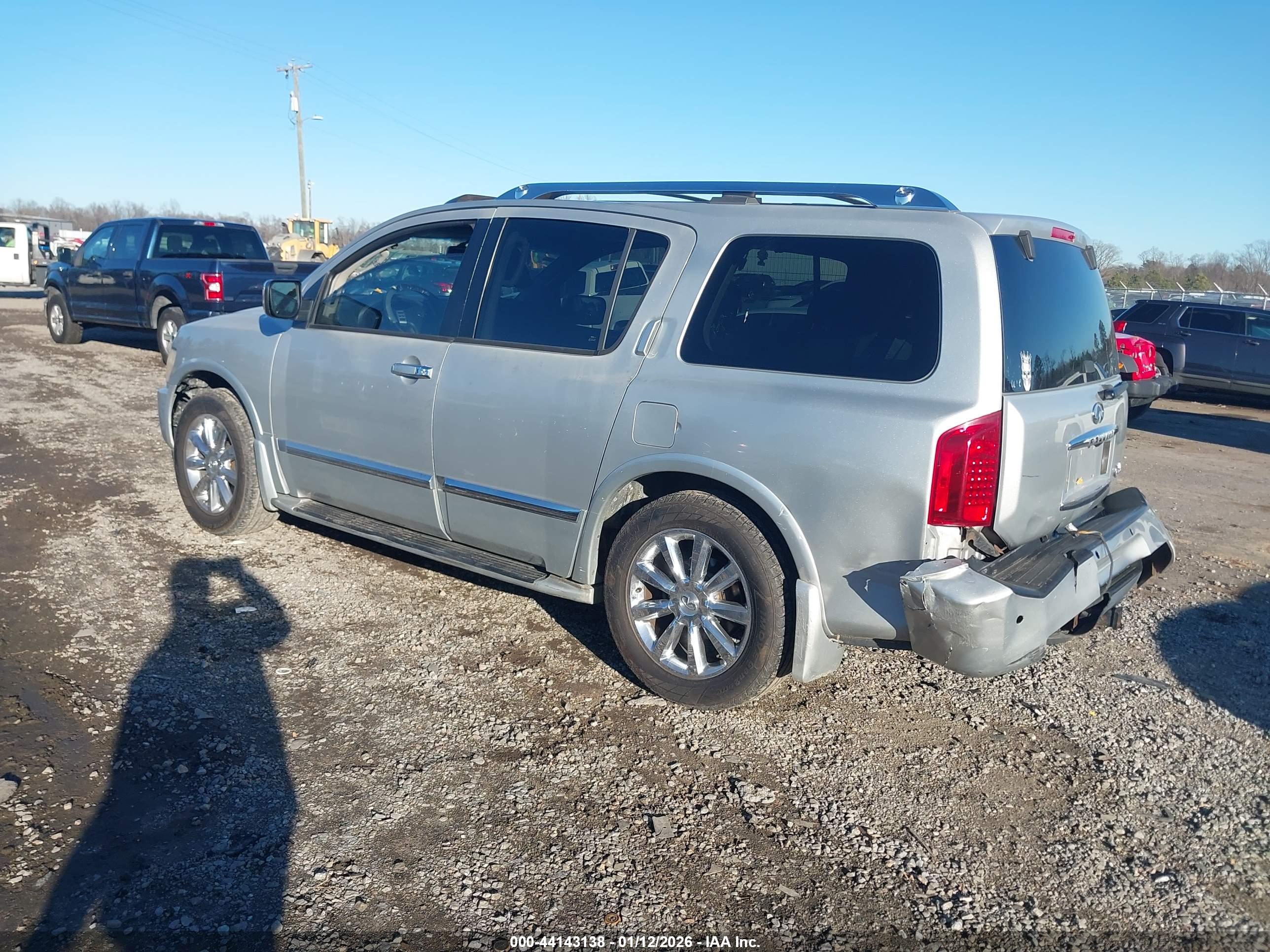 INFINITI QX56 image 3