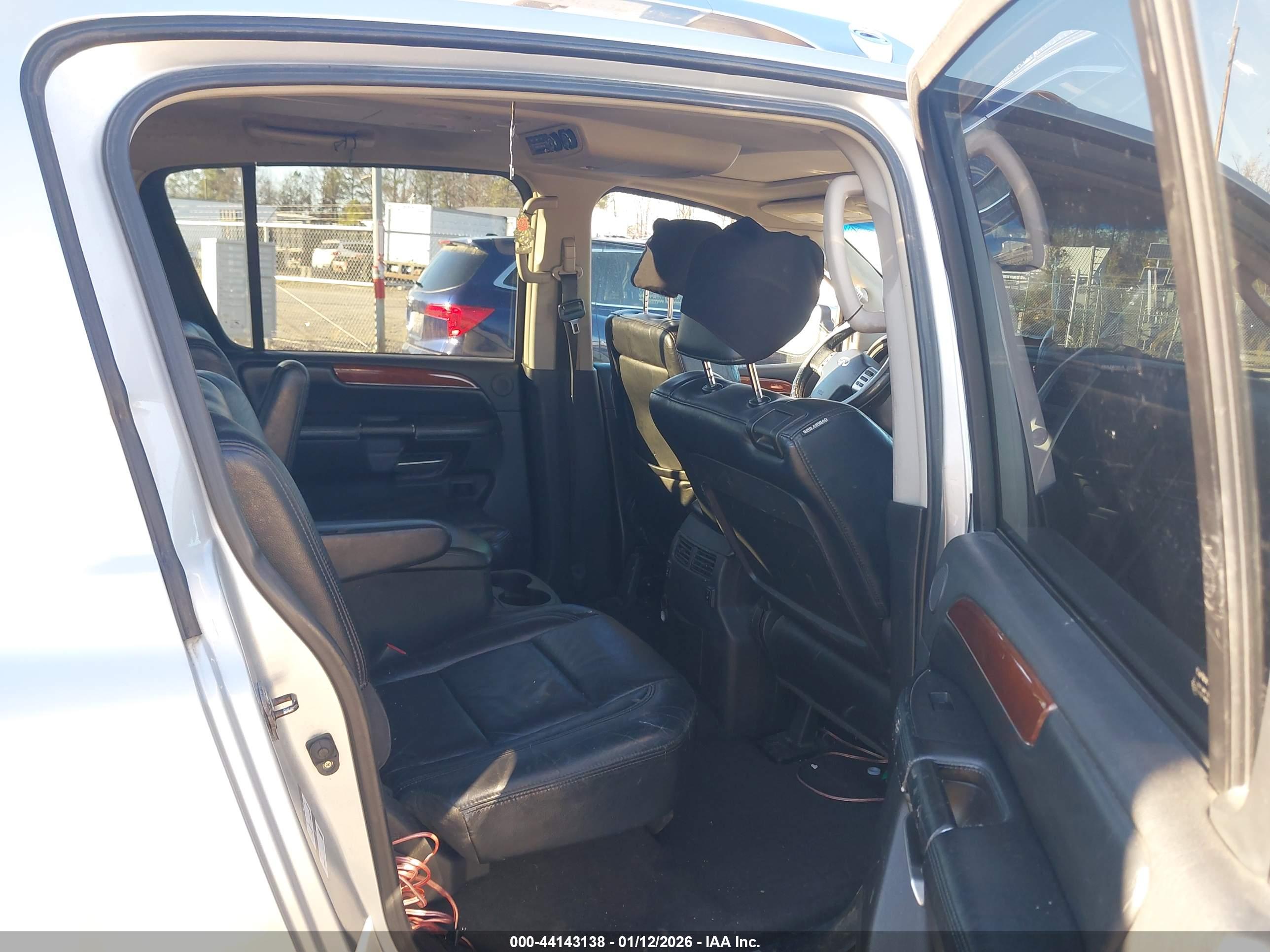 INFINITI QX56 image 8