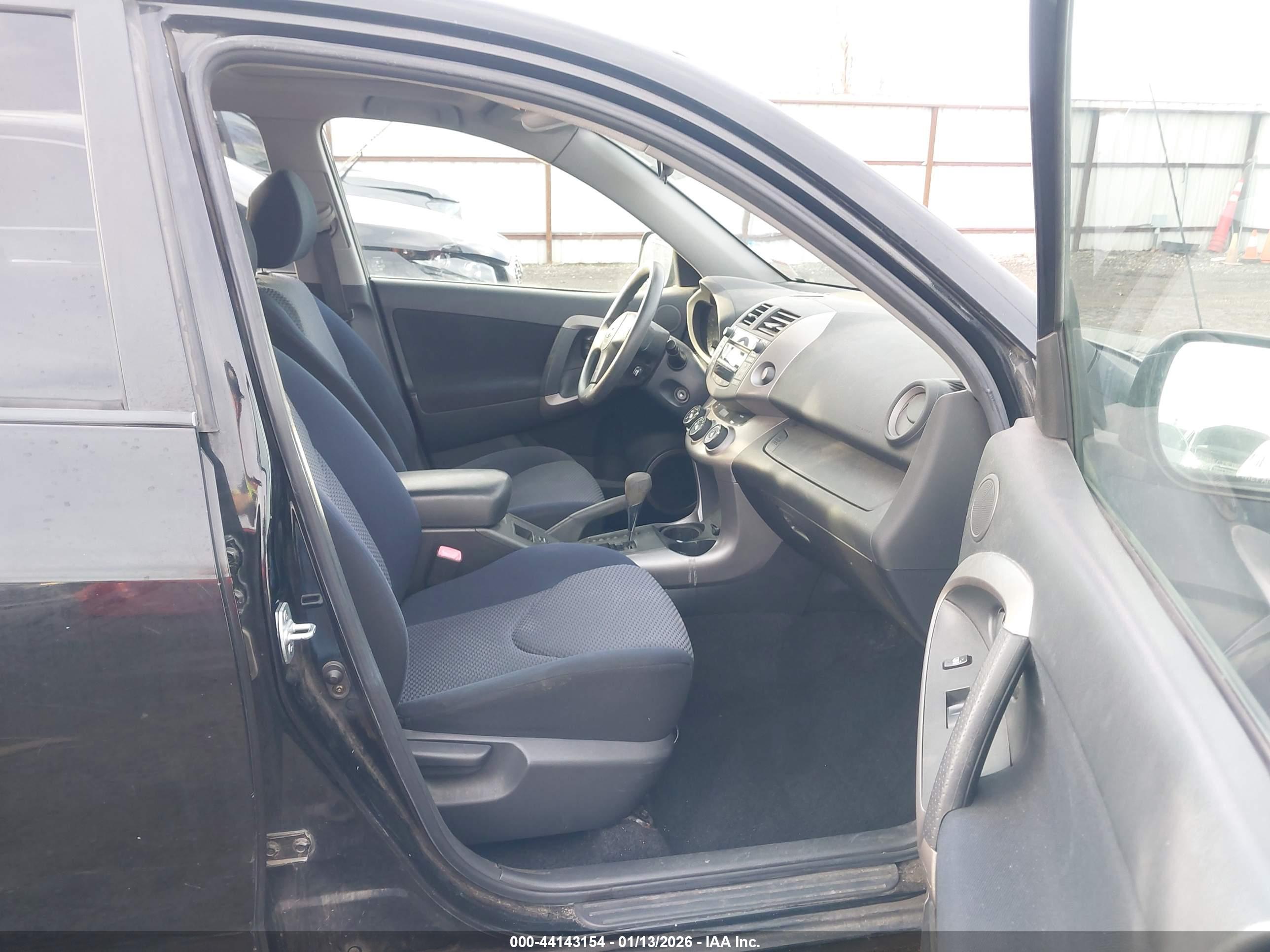 TOYOTA RAV4 image 5