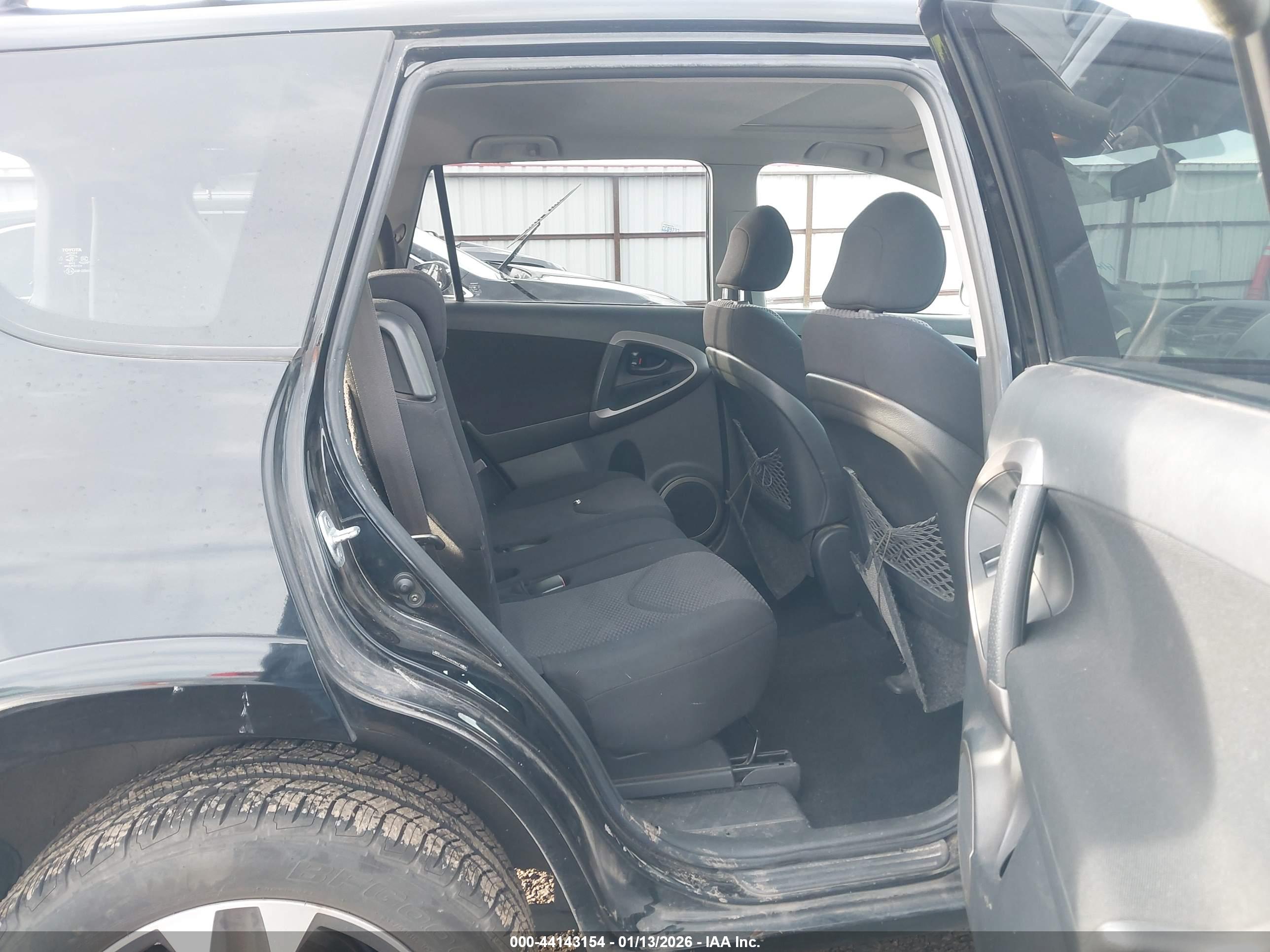 TOYOTA RAV4 image 8