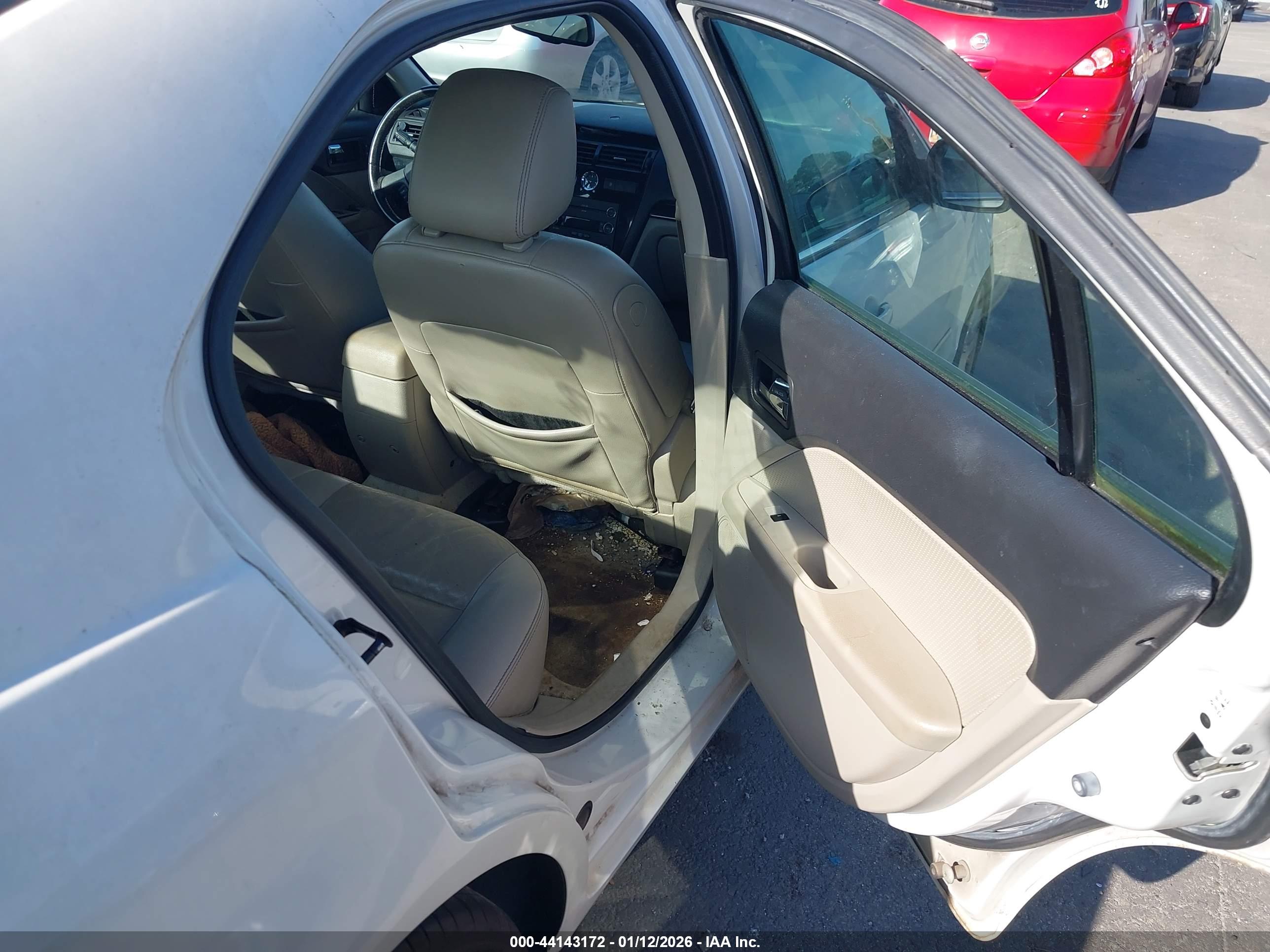 FORD FUSION image 8