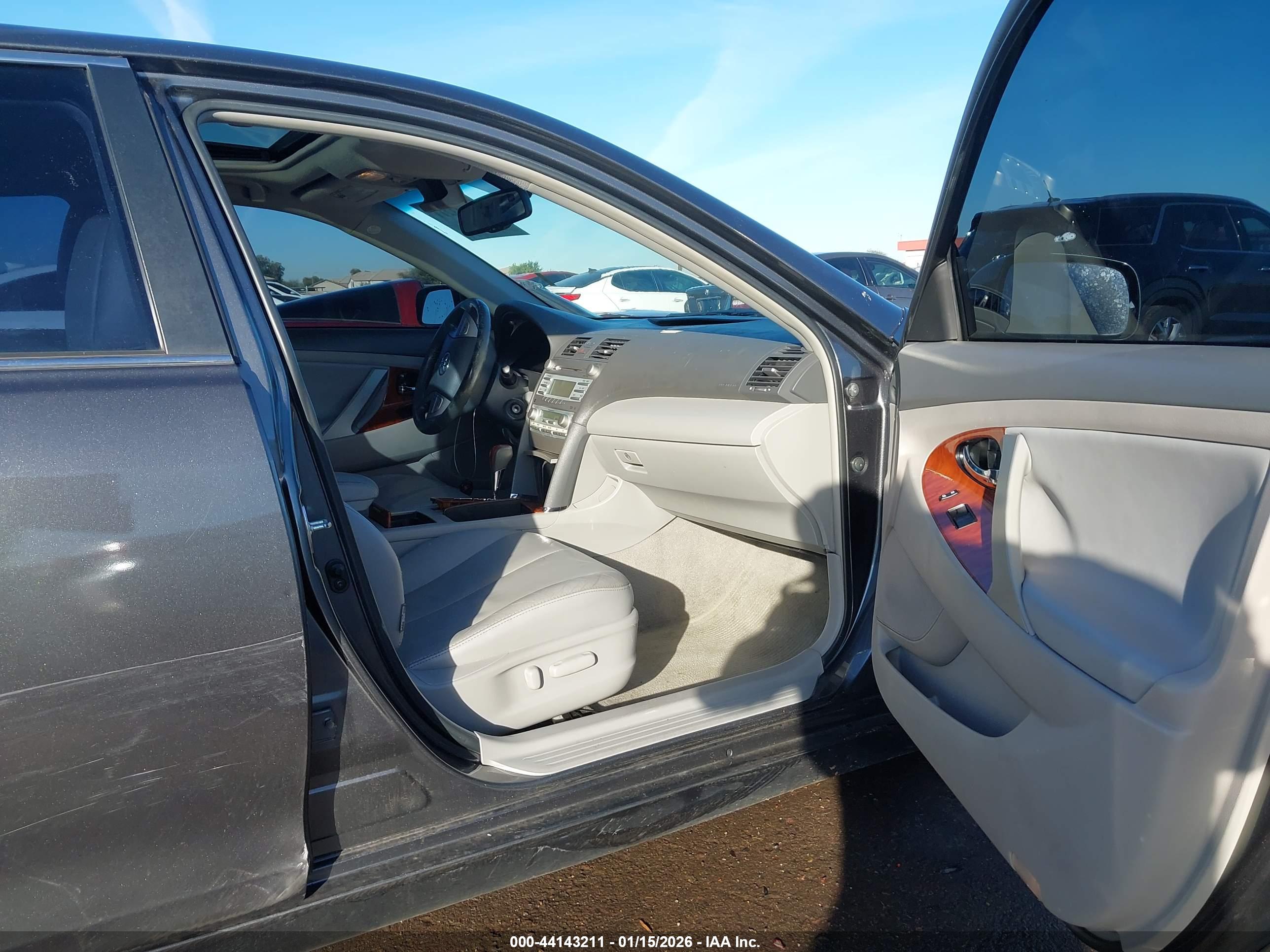 TOYOTA CAMRY image 5