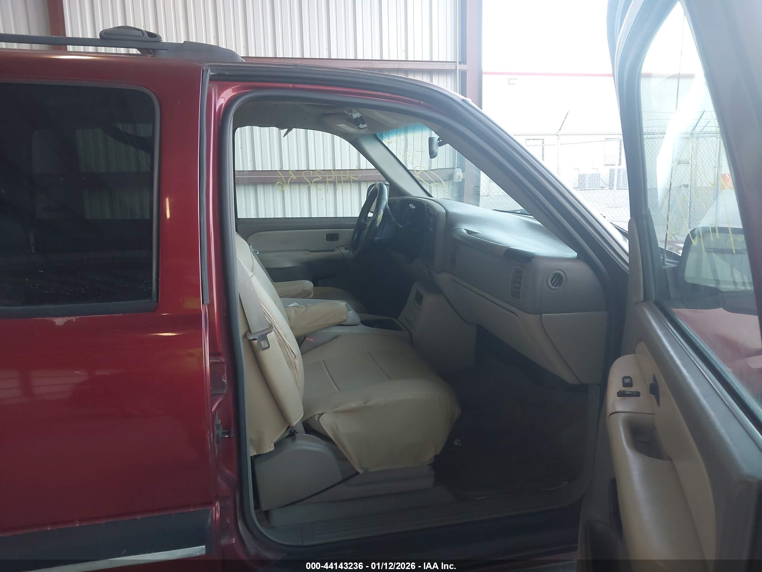 CHEVROLET SUBURBAN image 5