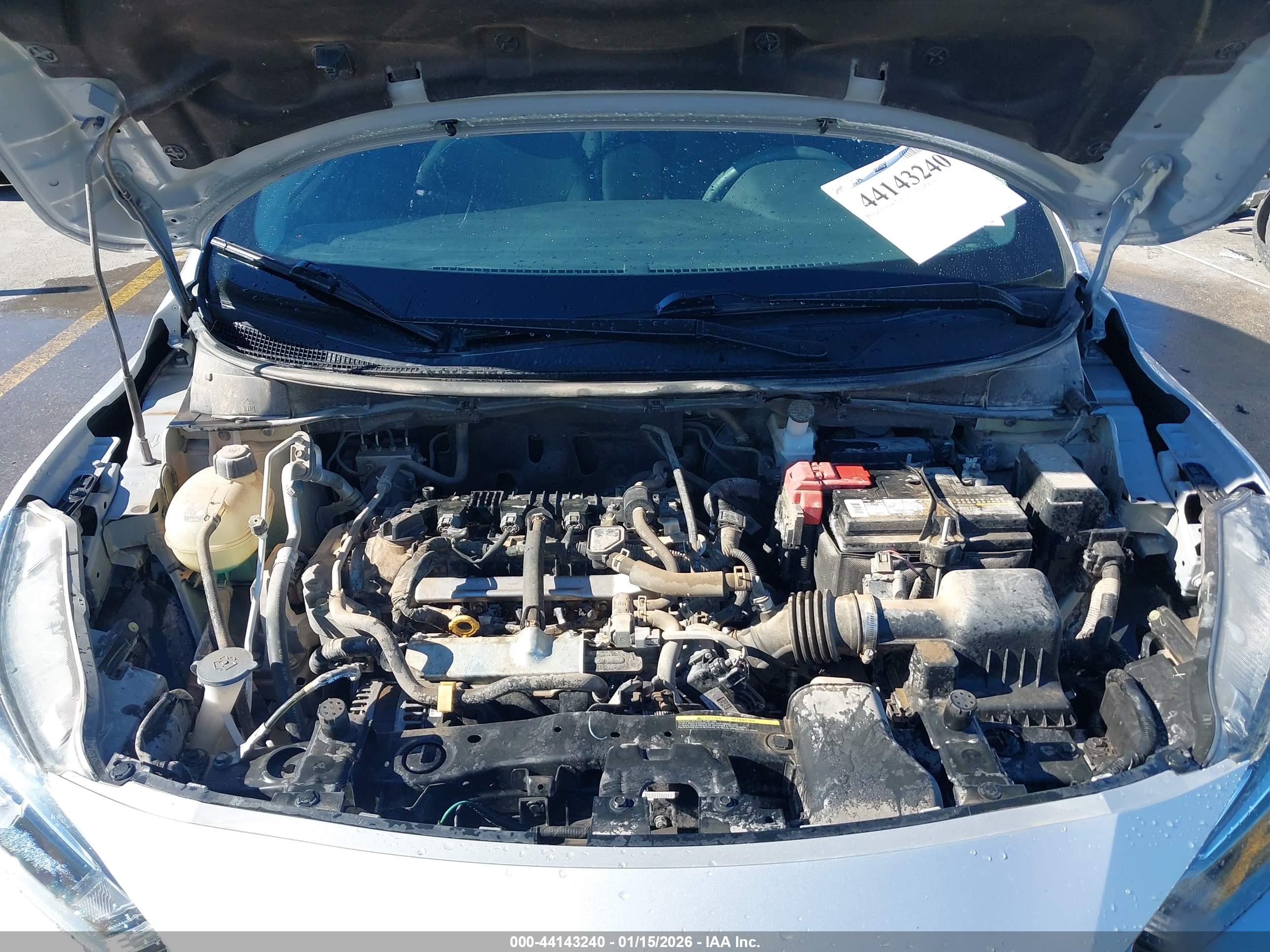 NISSAN VERSA image 10