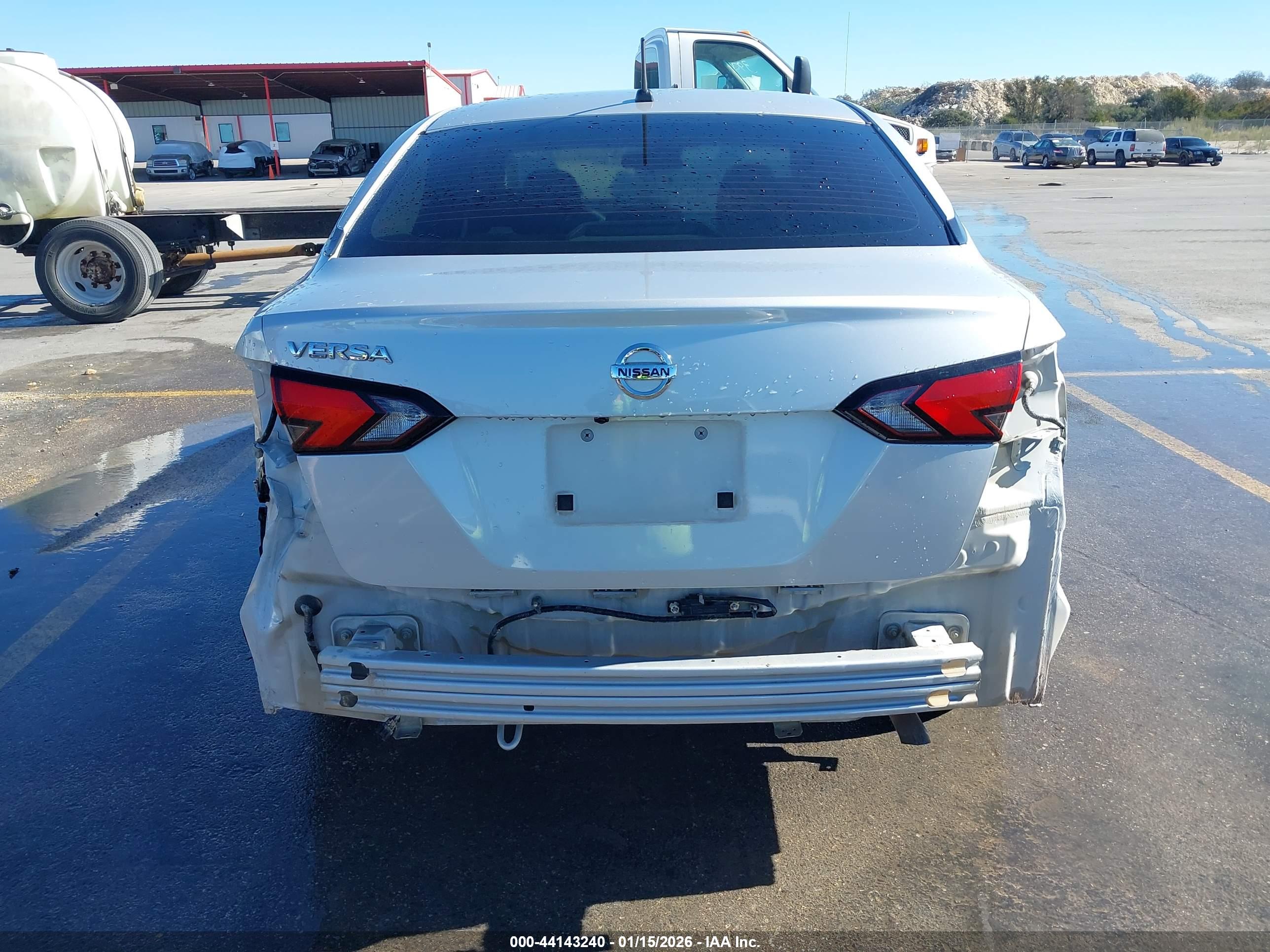 NISSAN VERSA image 6