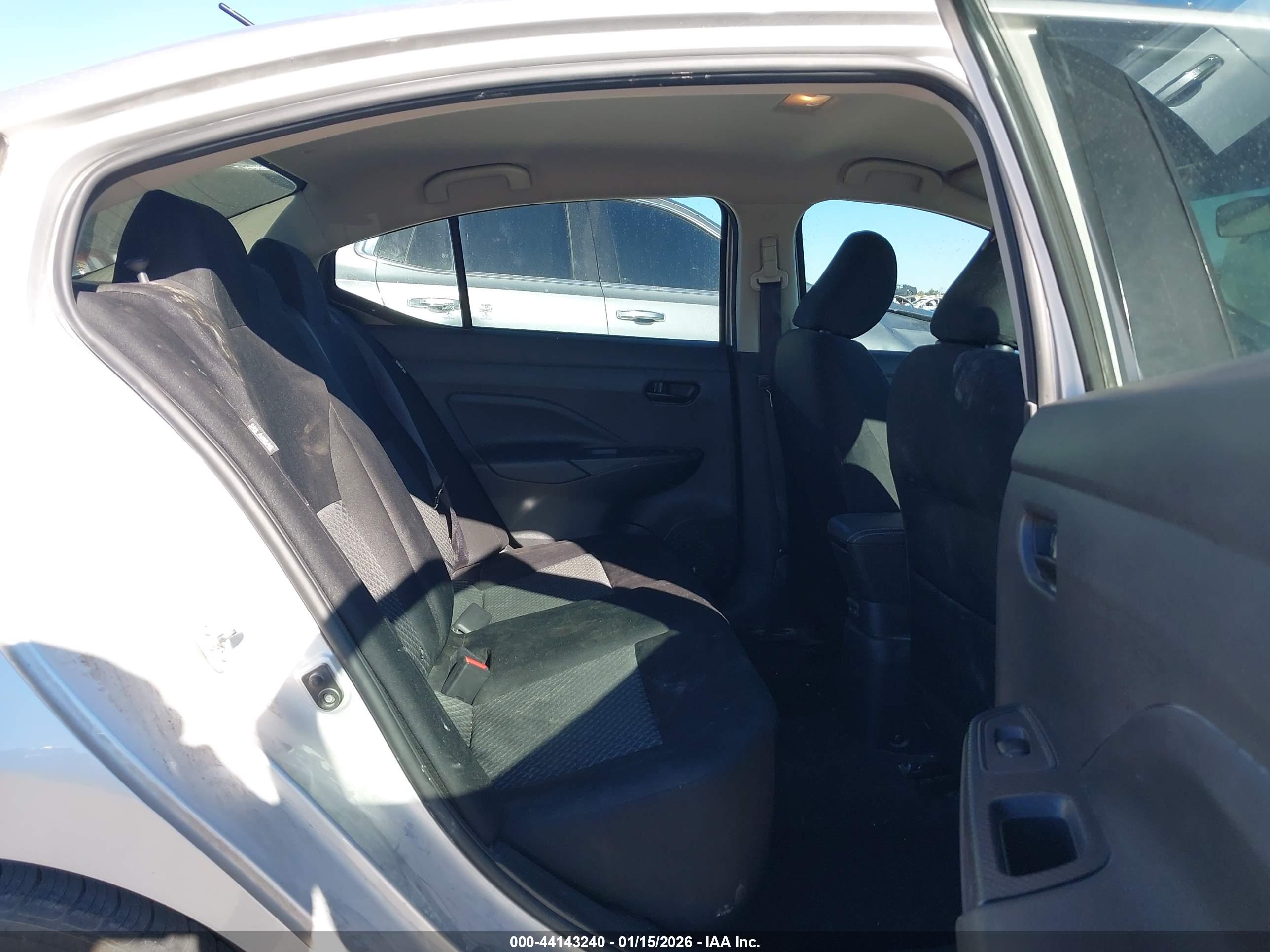 NISSAN VERSA image 8