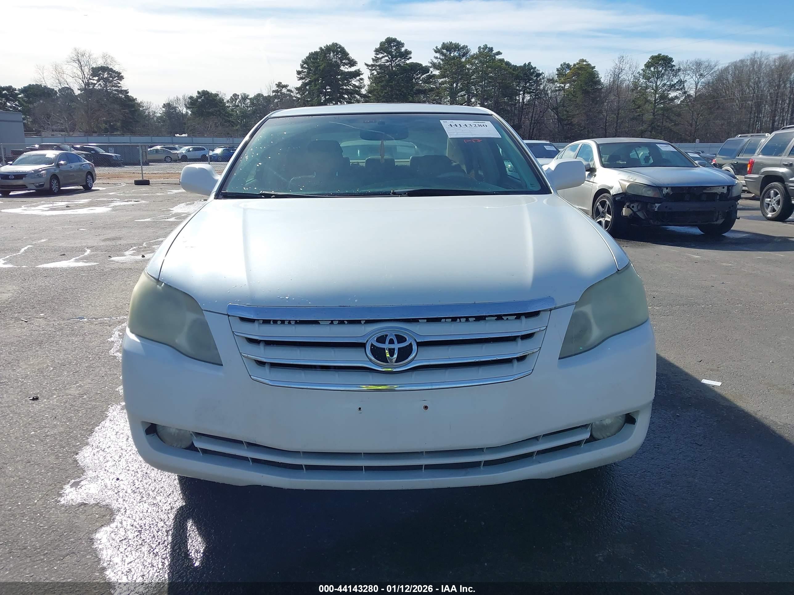 TOYOTA AVALON image 10