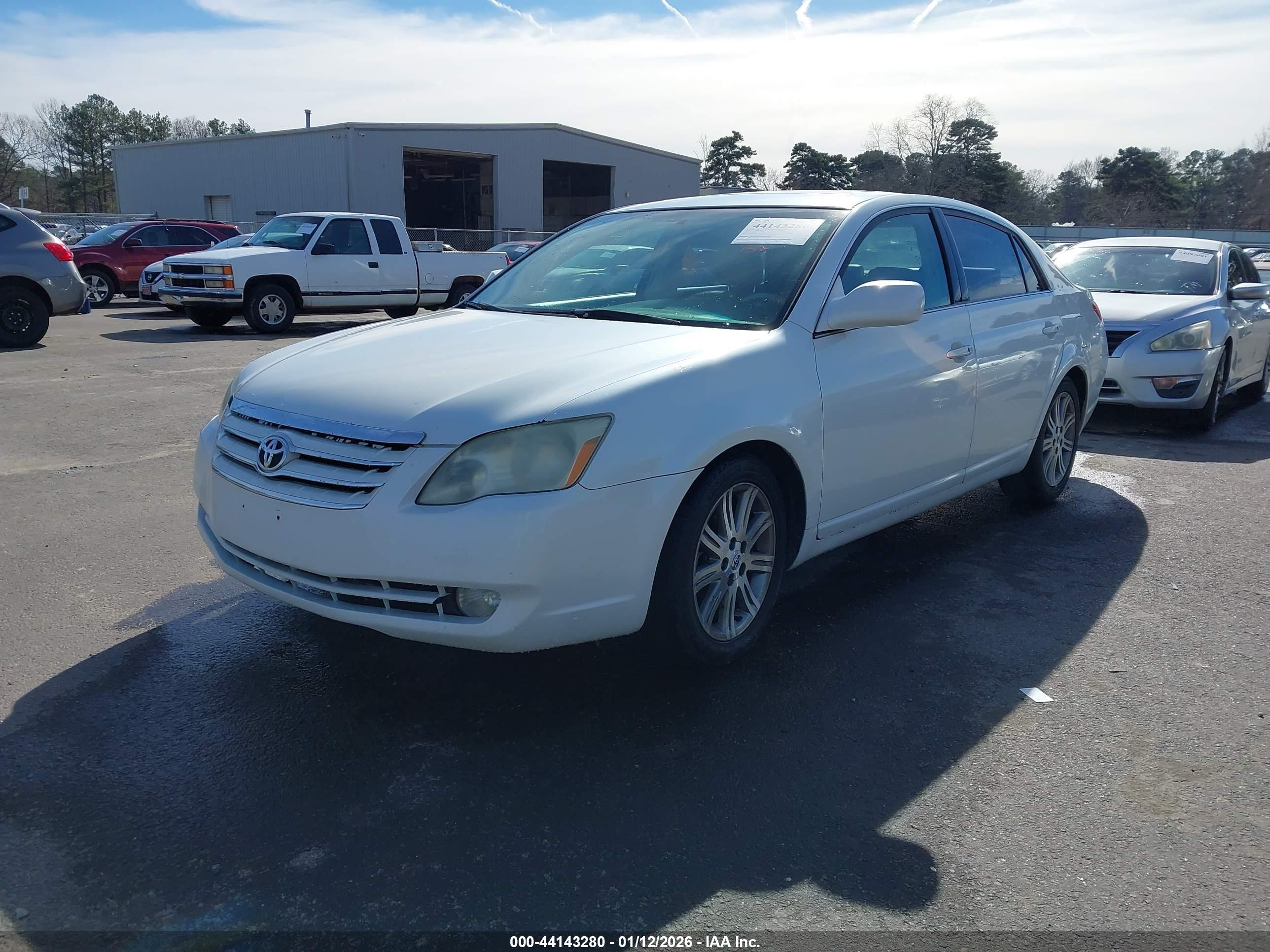 TOYOTA AVALON image 2