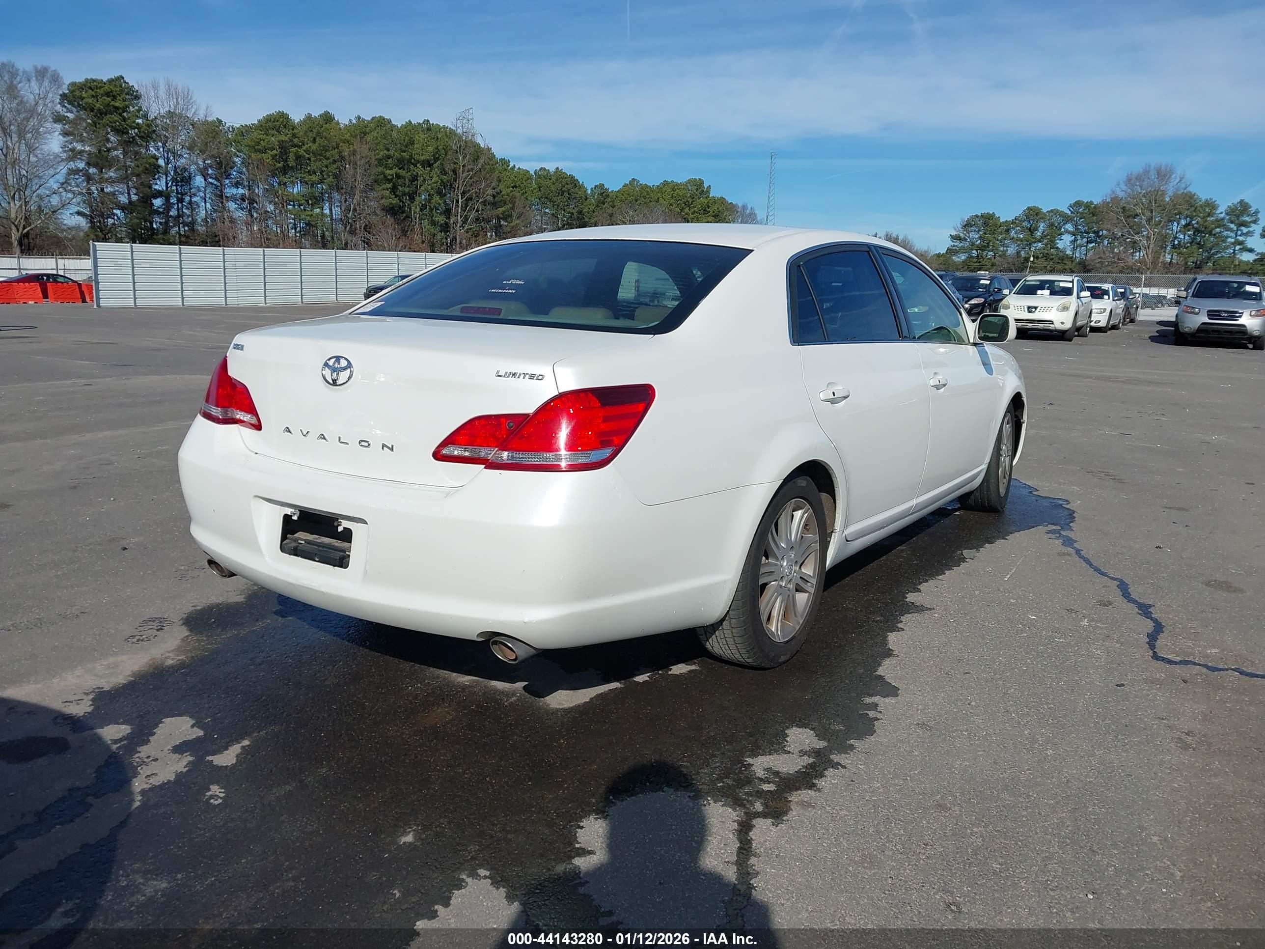 TOYOTA AVALON image 4