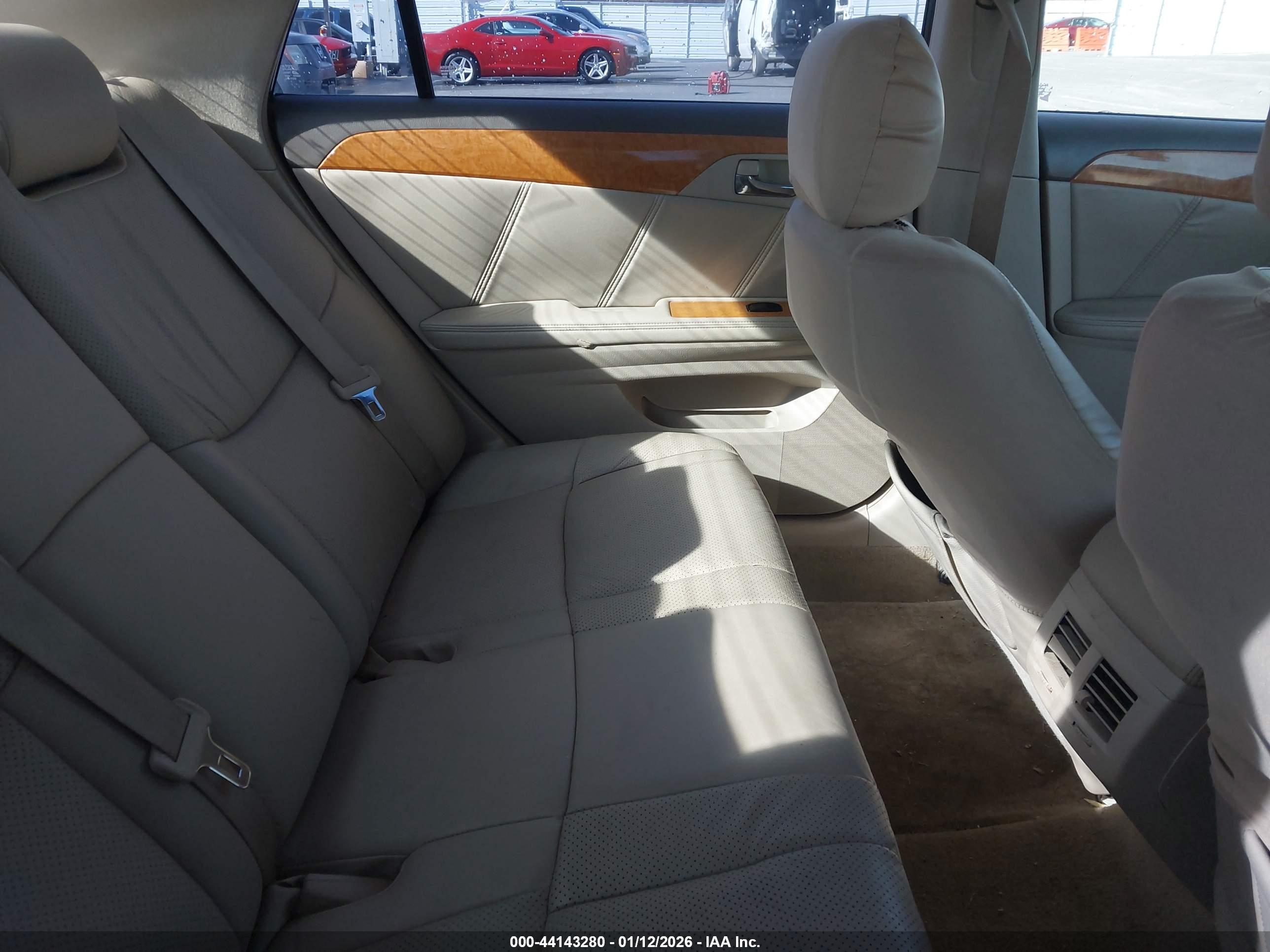 TOYOTA AVALON image 8