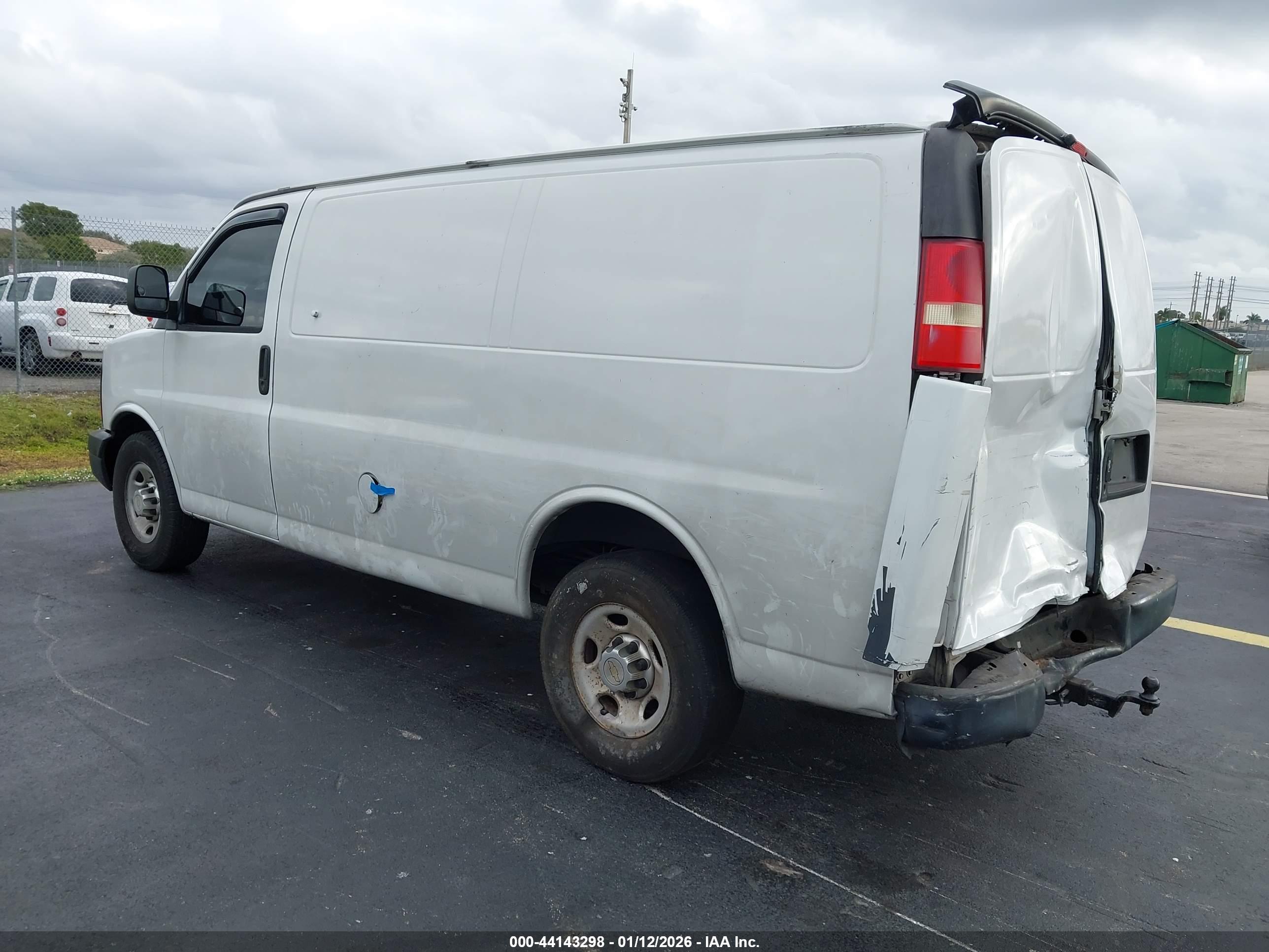 CHEVROLET EXPRESS image 3