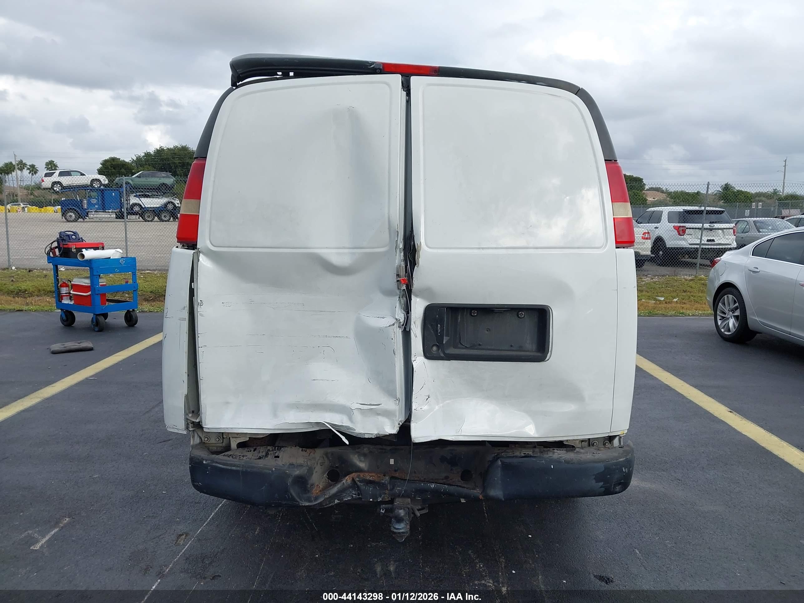 CHEVROLET EXPRESS image 6