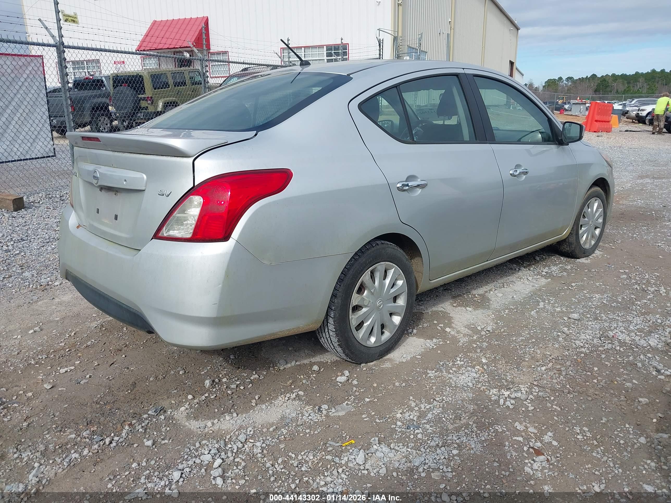 NISSAN VERSA image 4