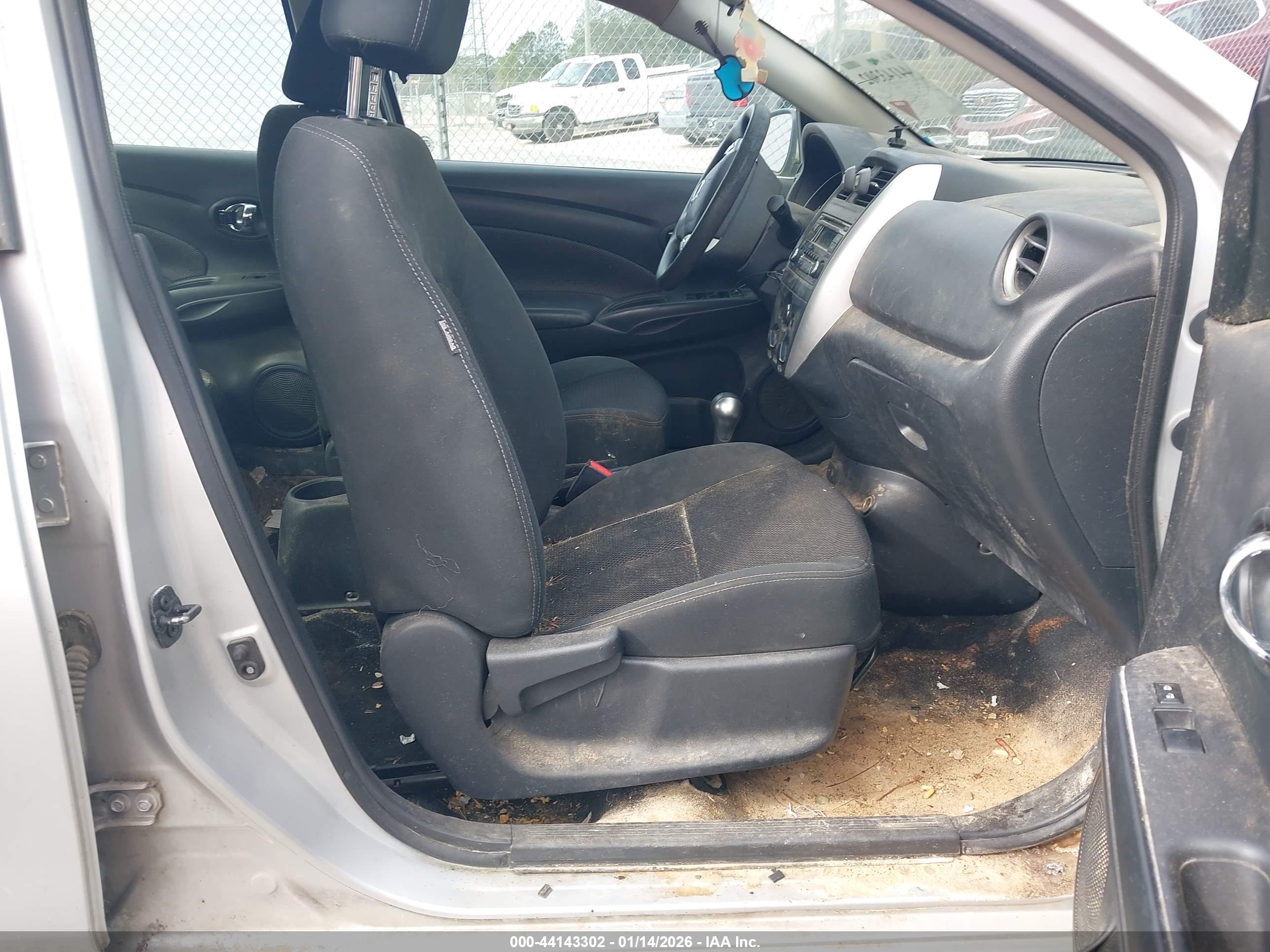 NISSAN VERSA image 5