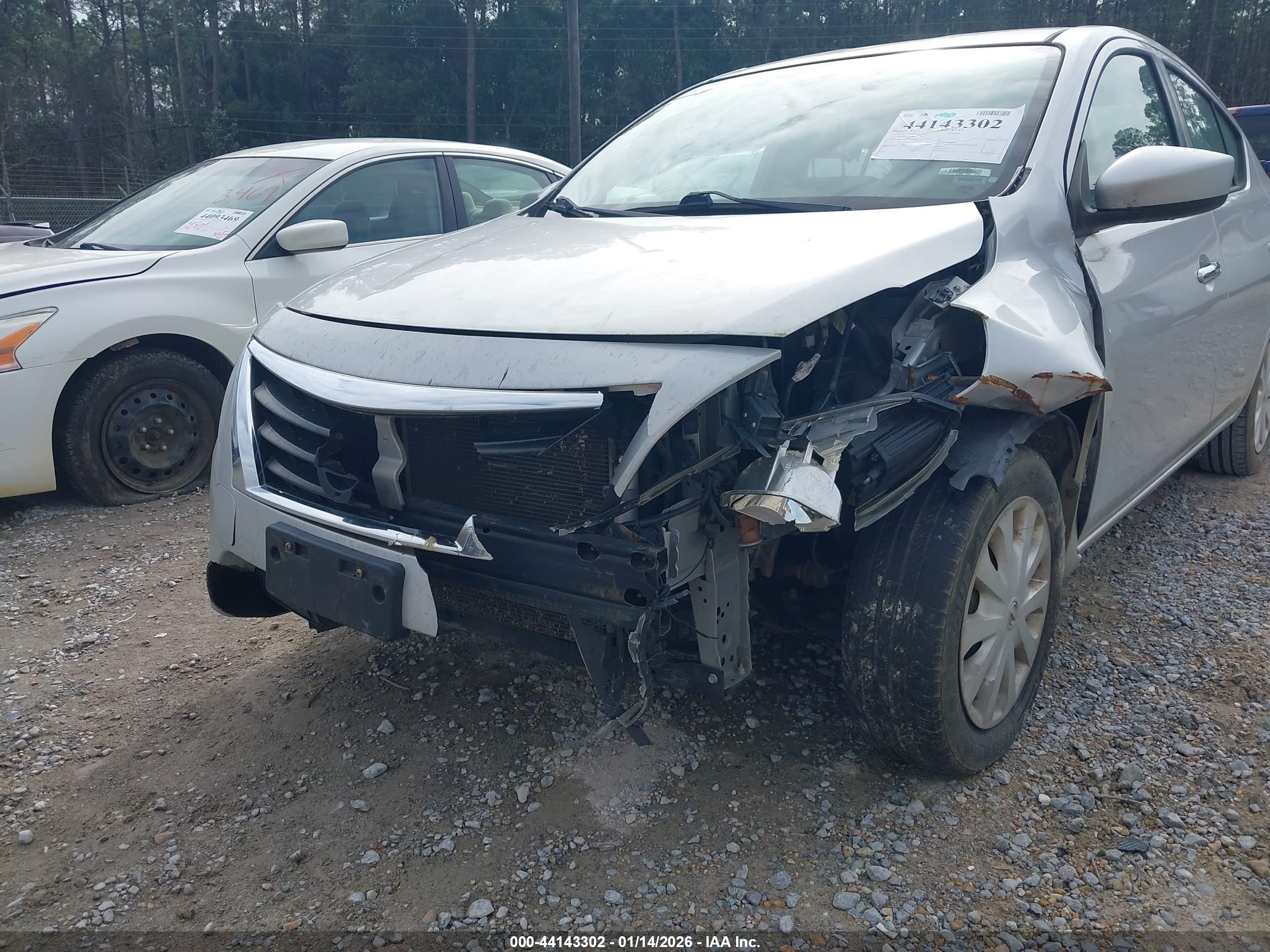 NISSAN VERSA image 6