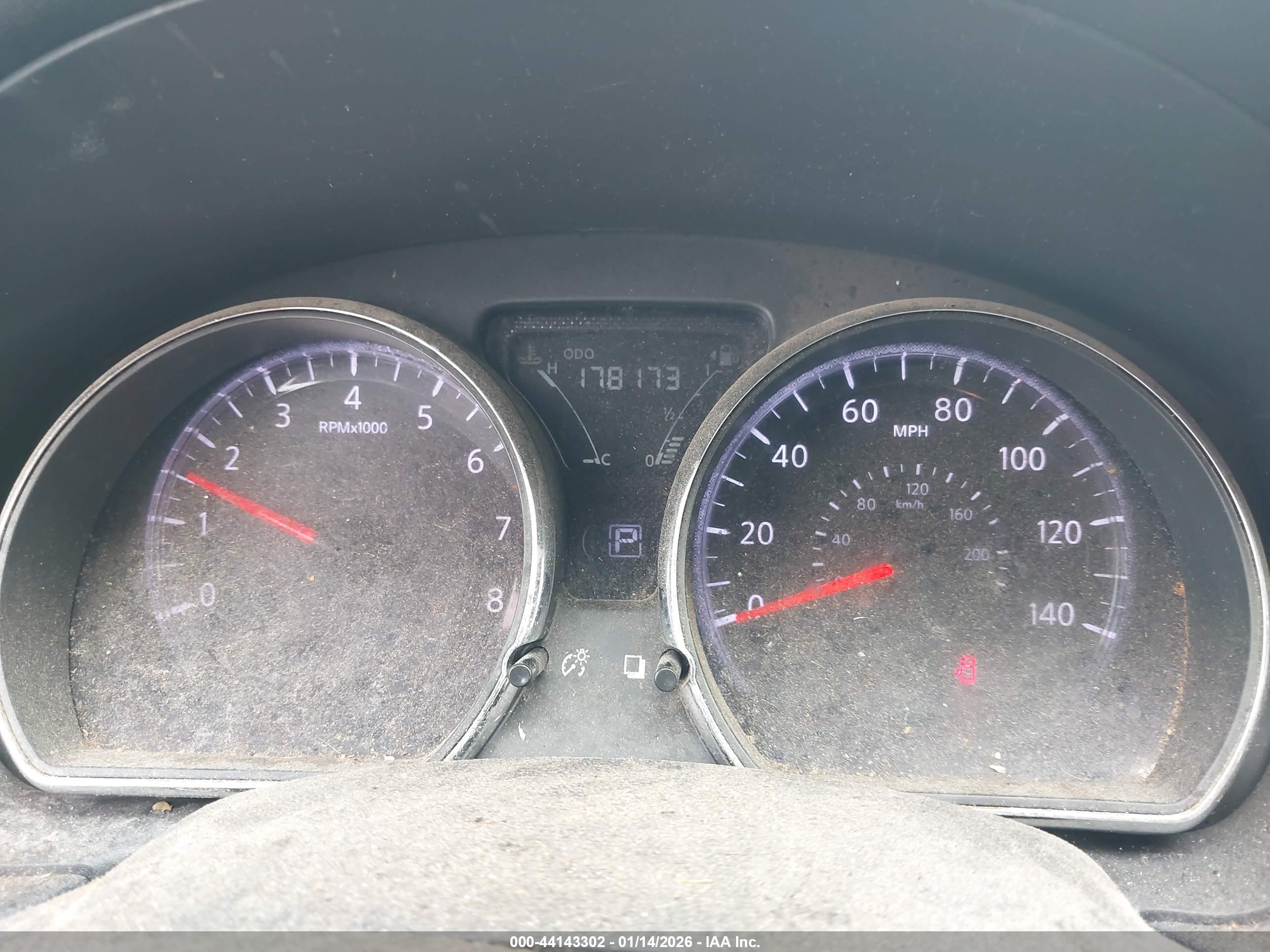 NISSAN VERSA image 7