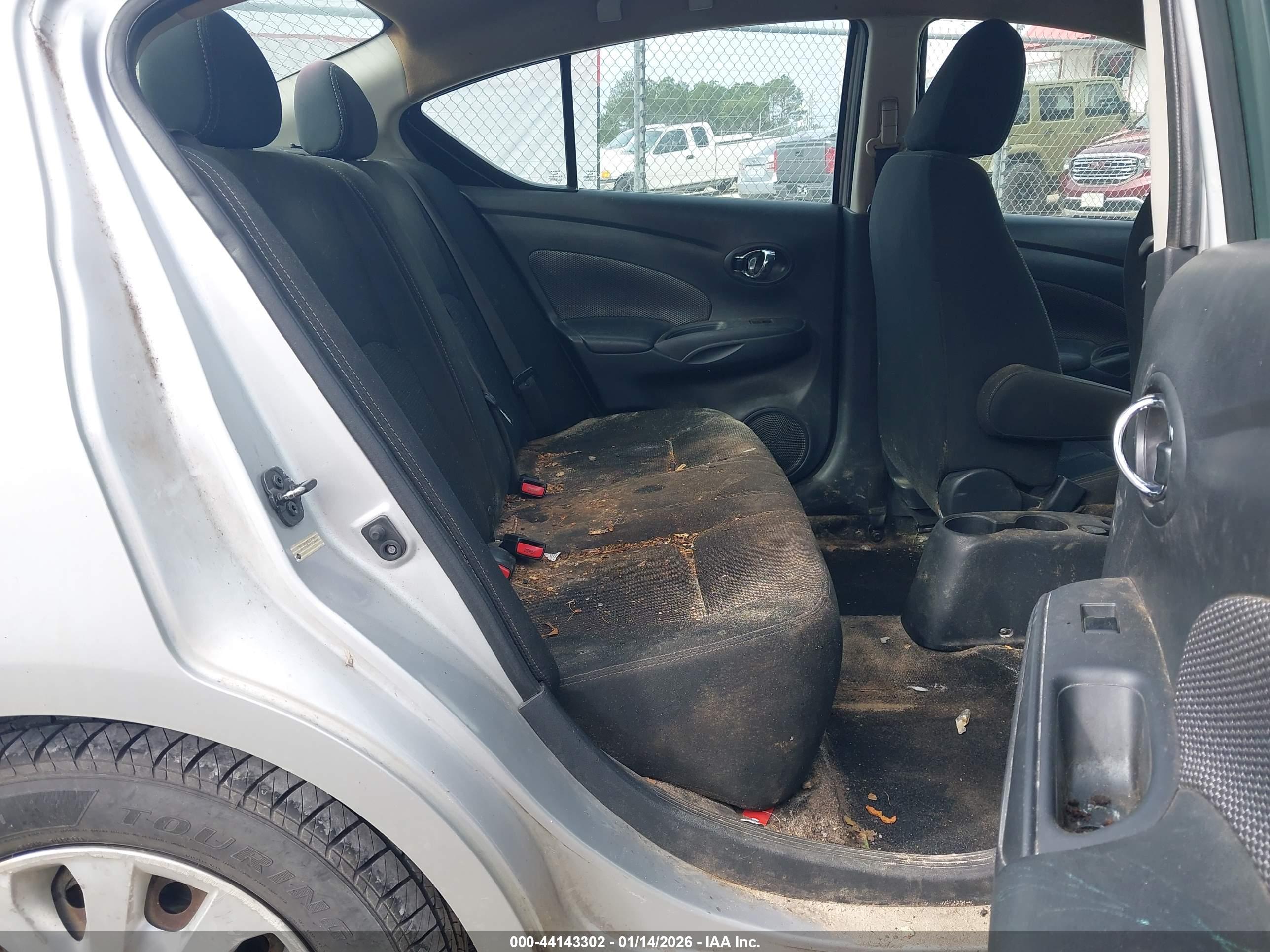 NISSAN VERSA image 8