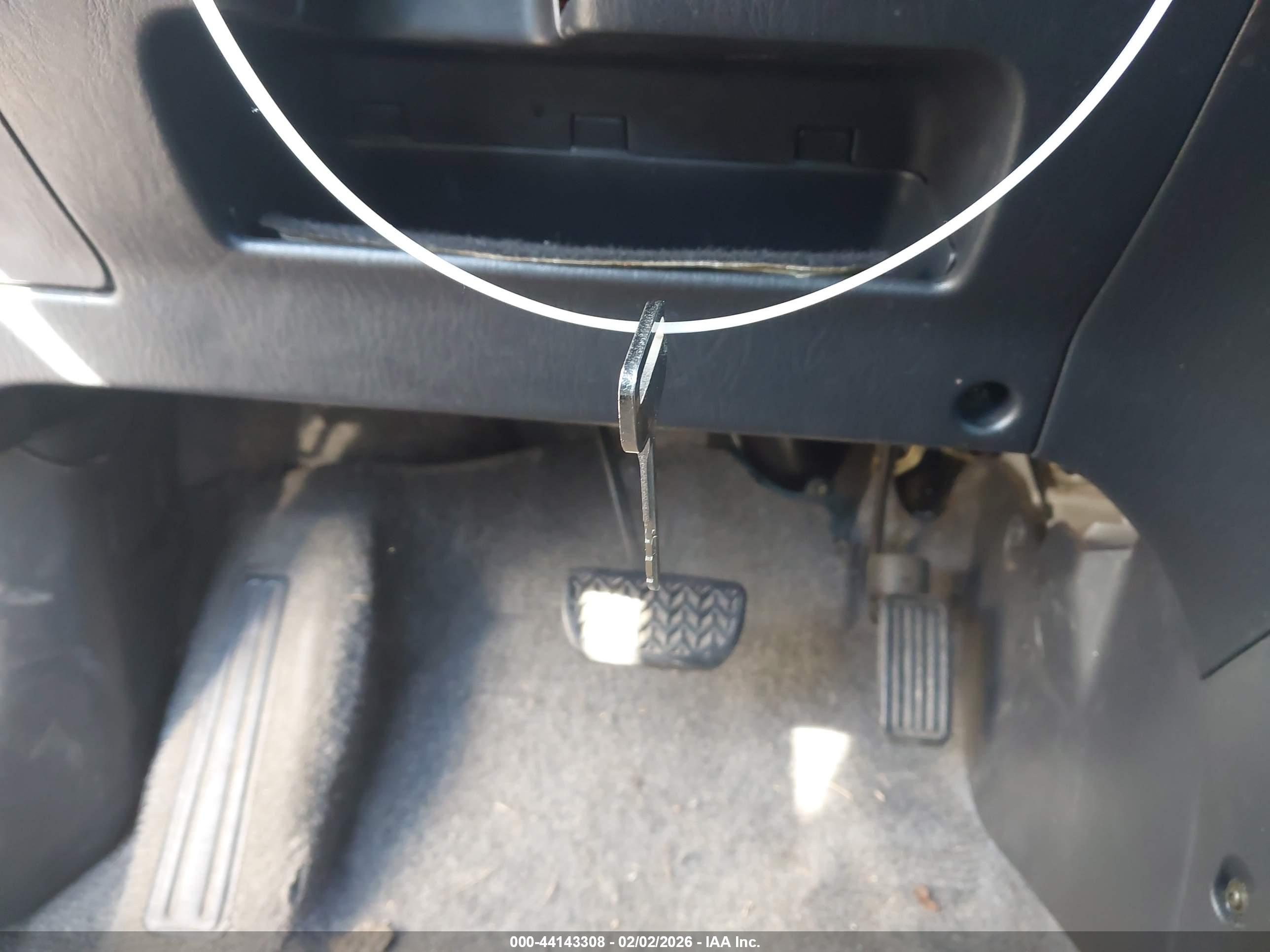 TOYOTA RAV4 image 11