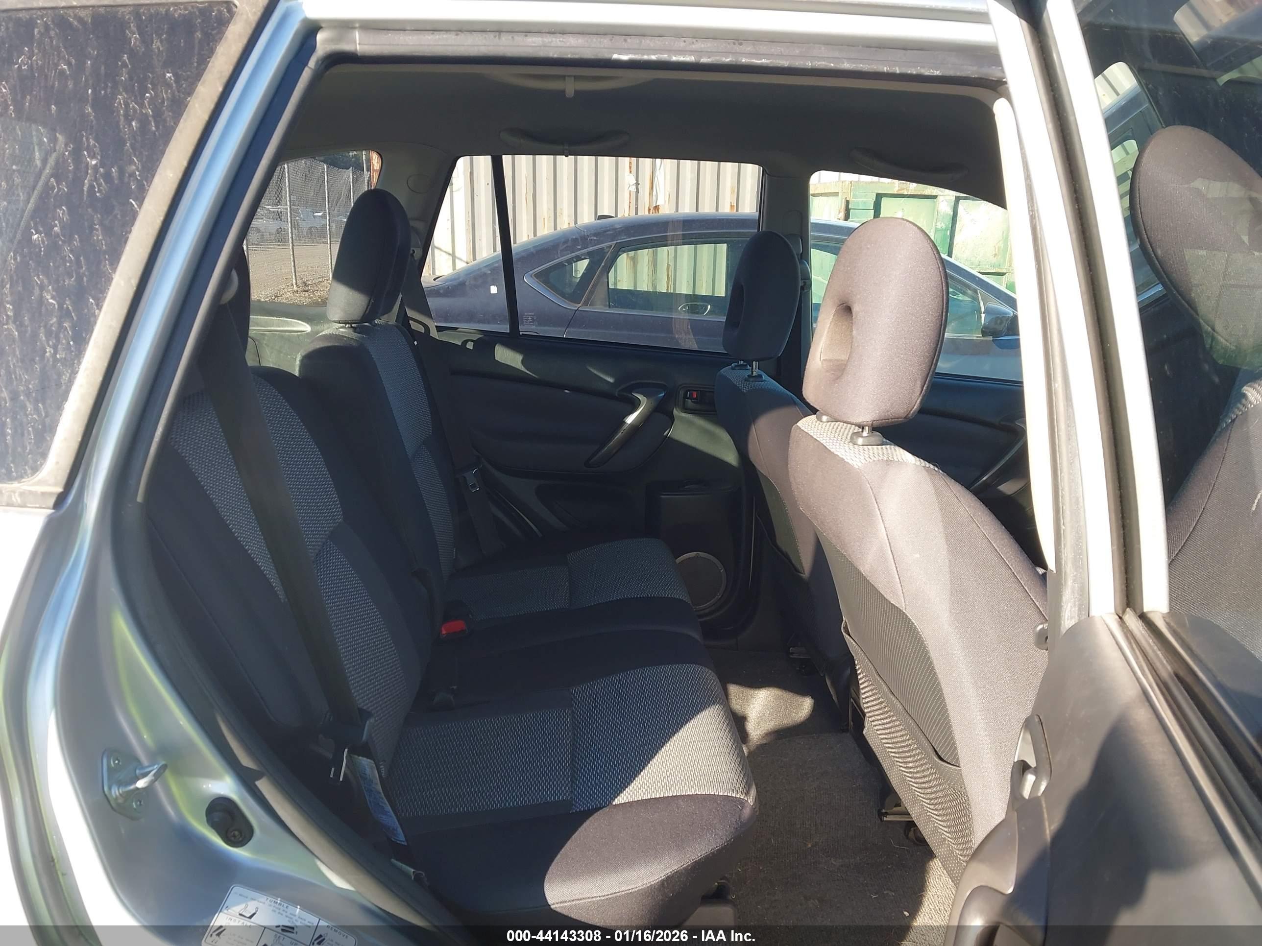 TOYOTA RAV4 image 8