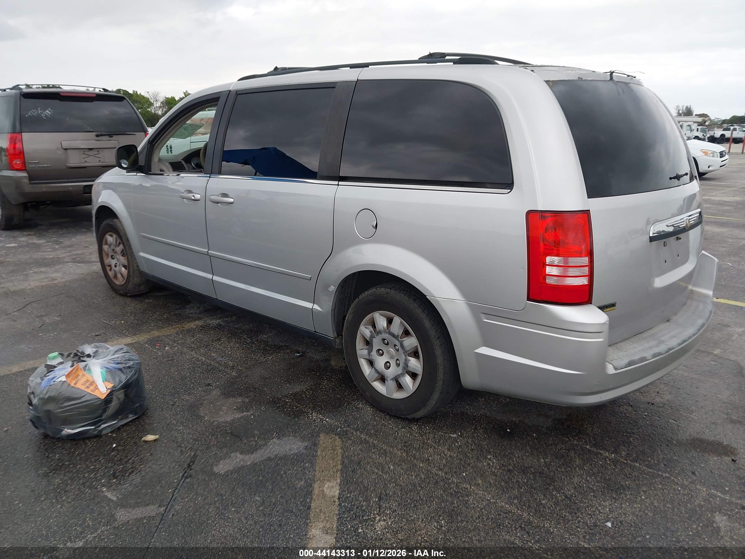 CHRYSLER TOWN image 3
