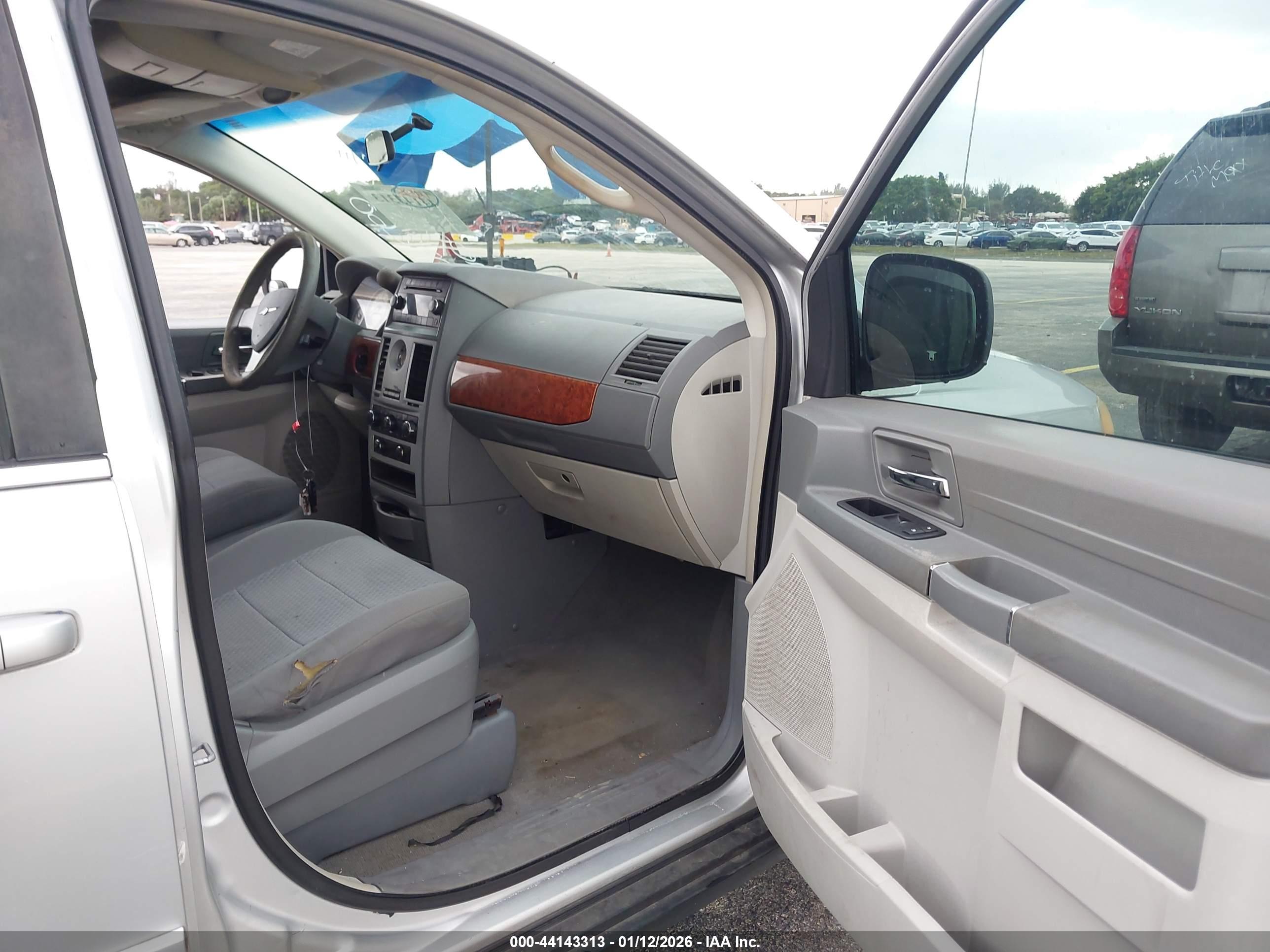 CHRYSLER TOWN image 5