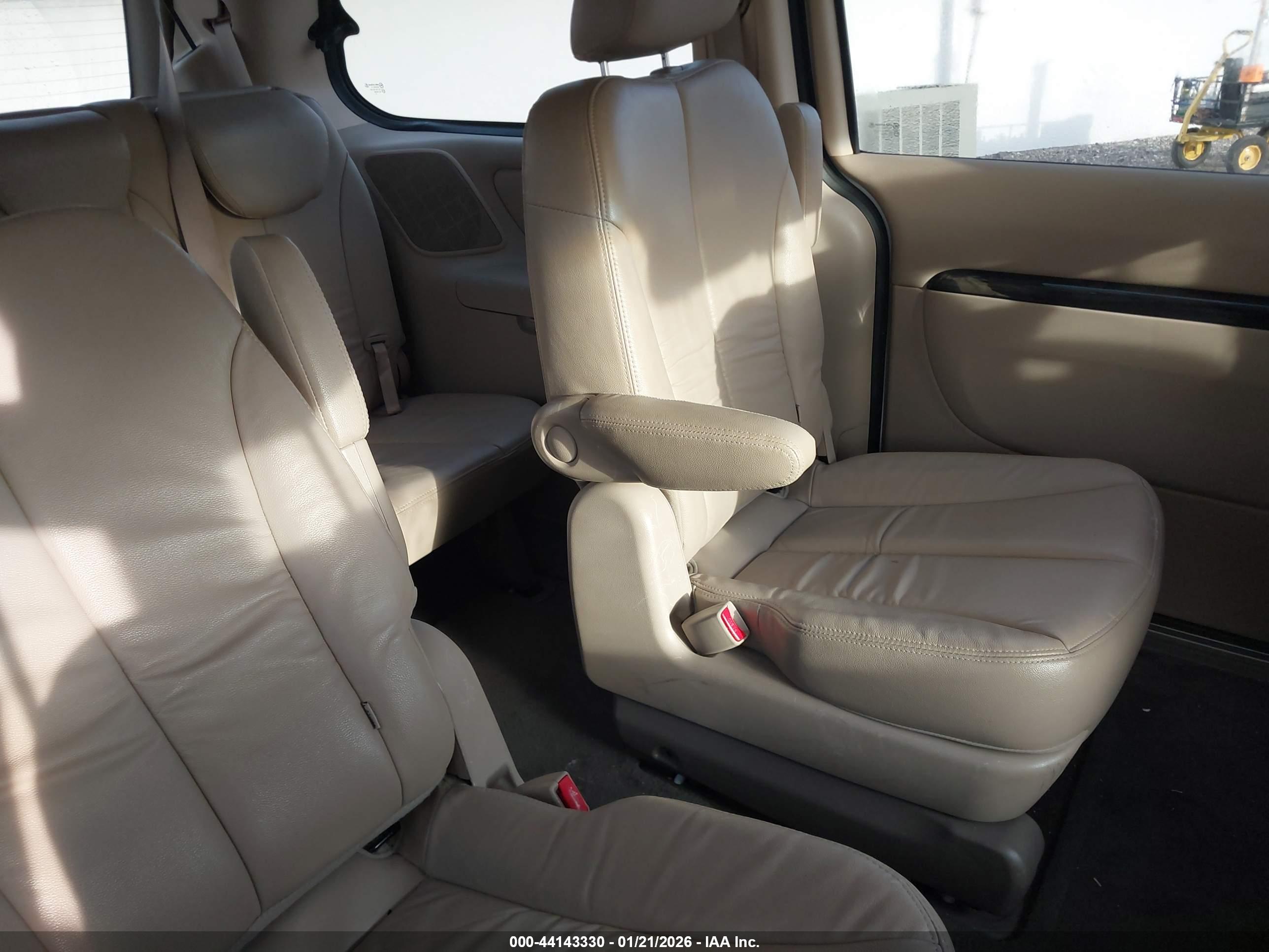 KIA SEDONA image 8