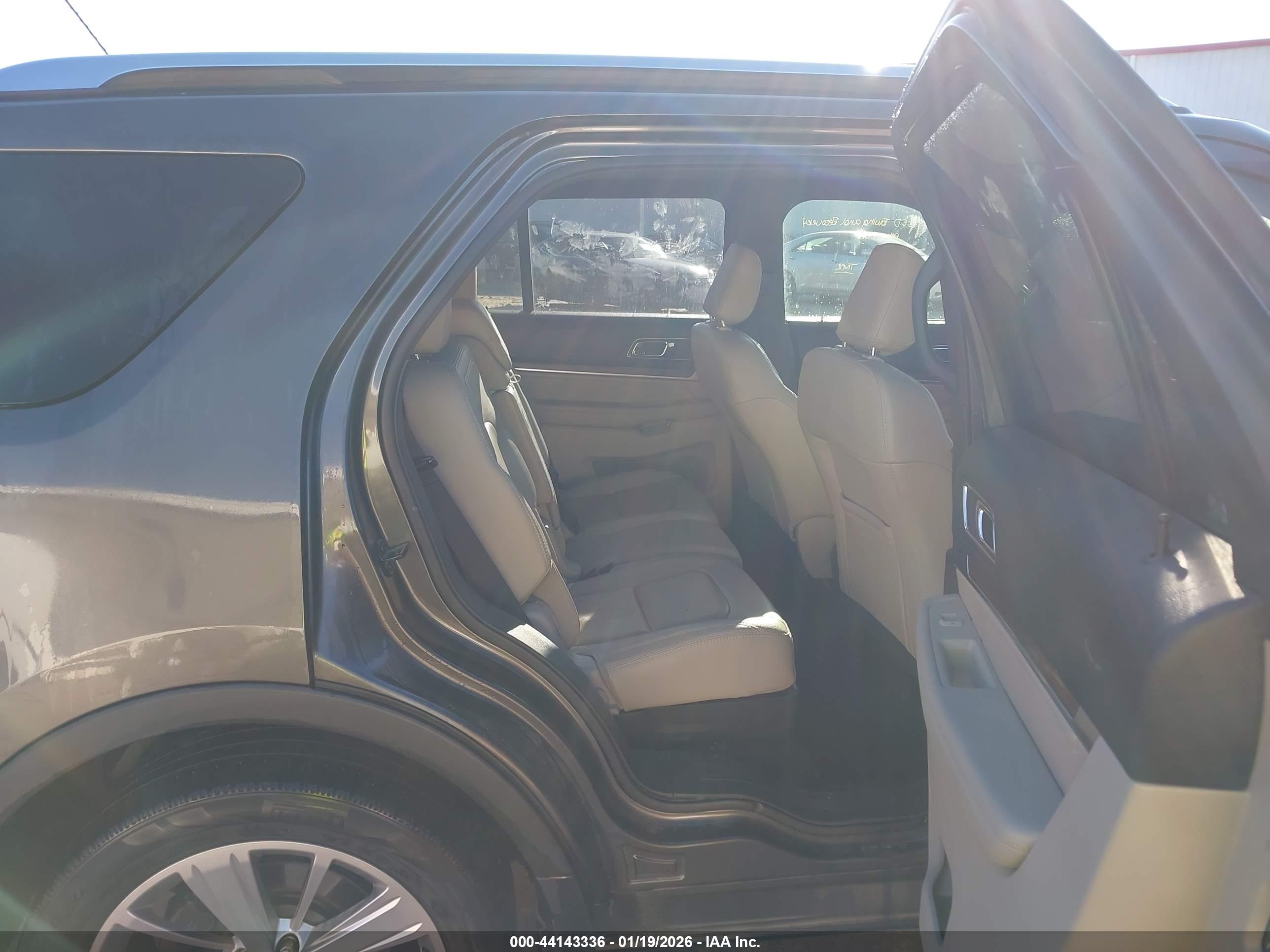 FORD EXPLORER image 8