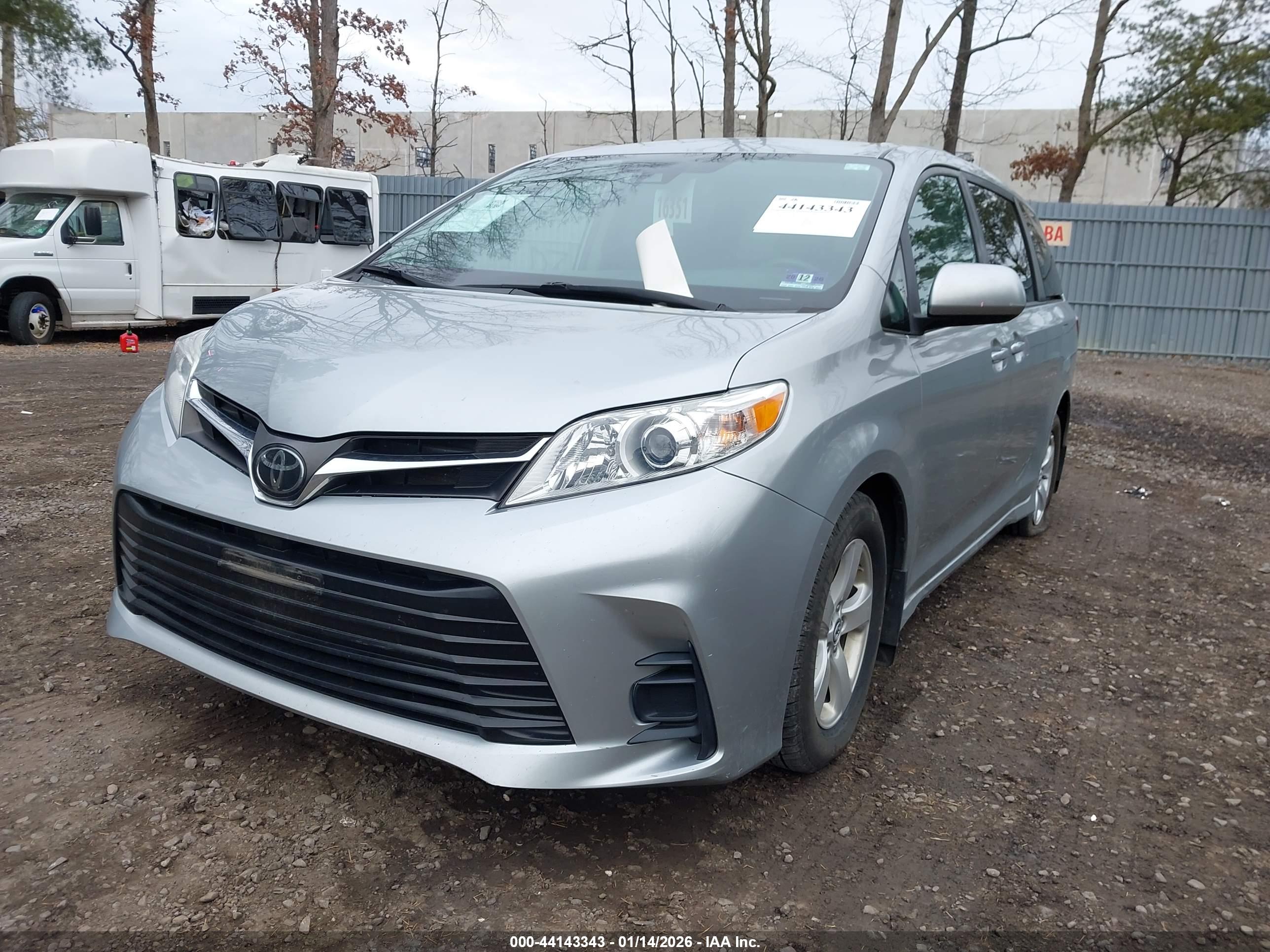TOYOTA SIENNA image 2