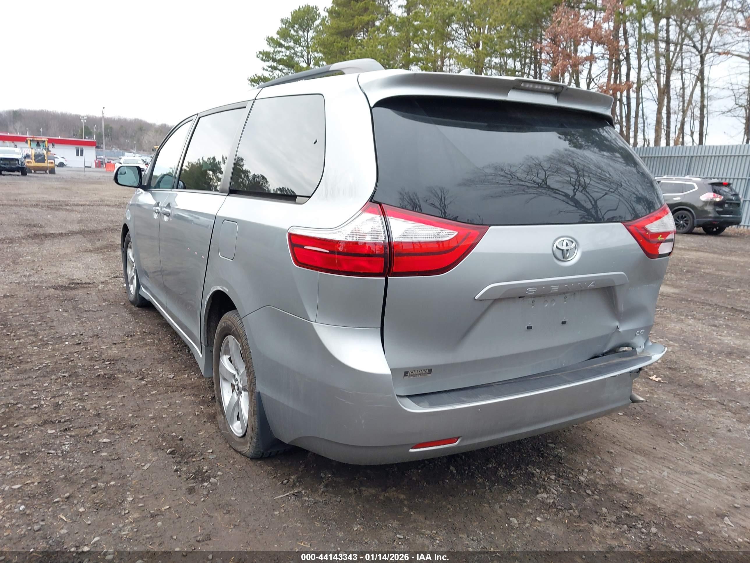 TOYOTA SIENNA image 3