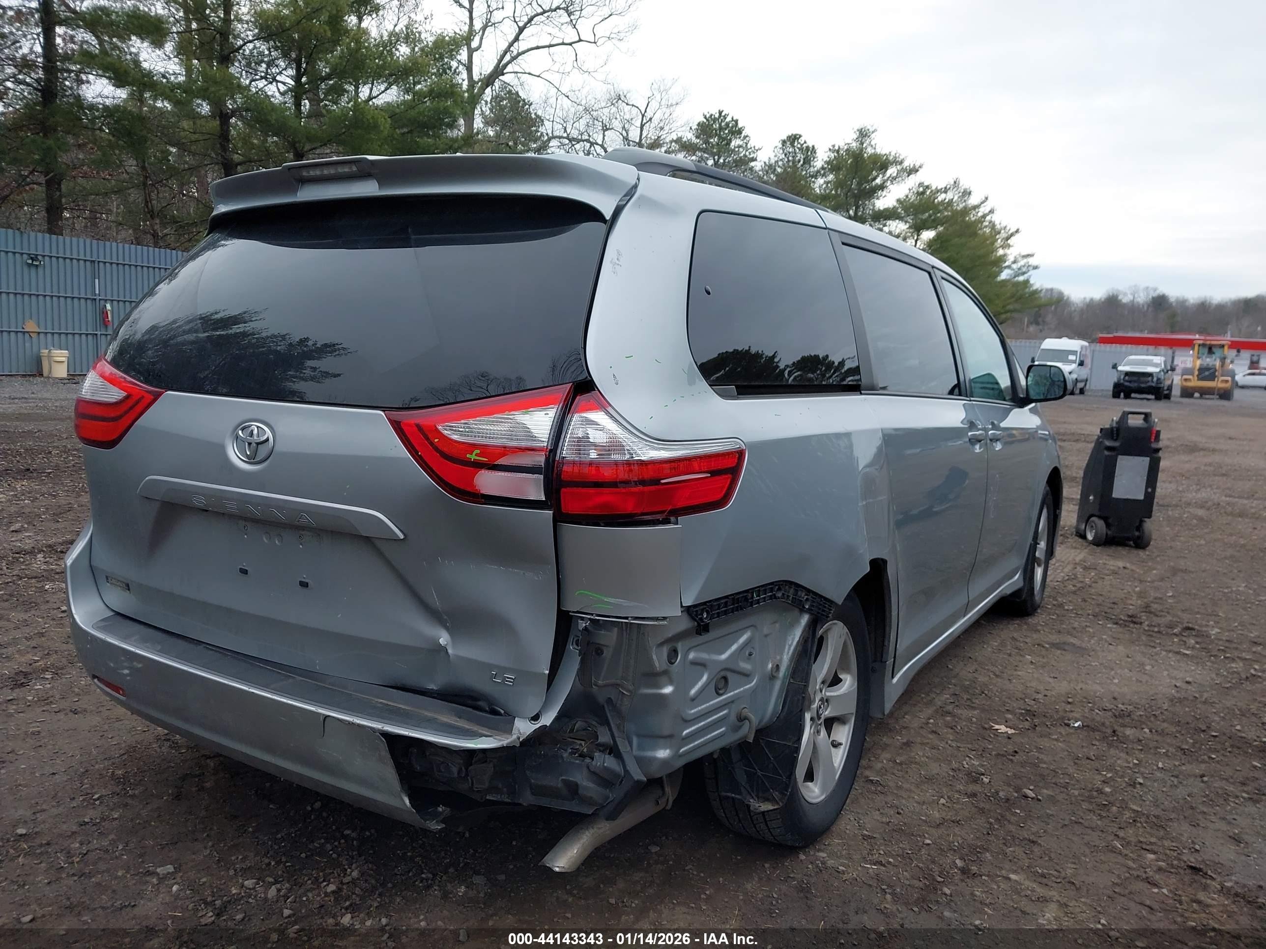 TOYOTA SIENNA image 4