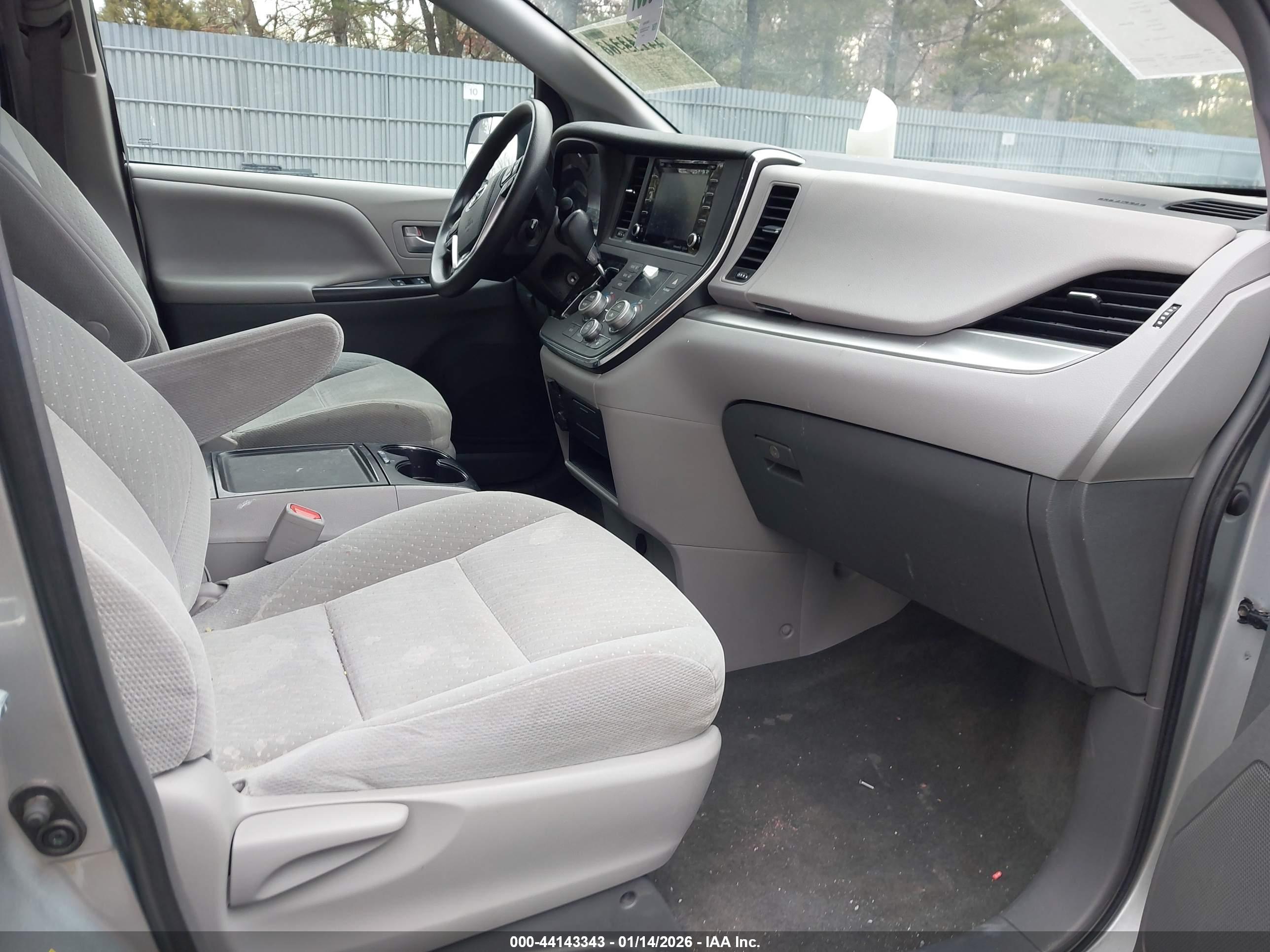 TOYOTA SIENNA image 5