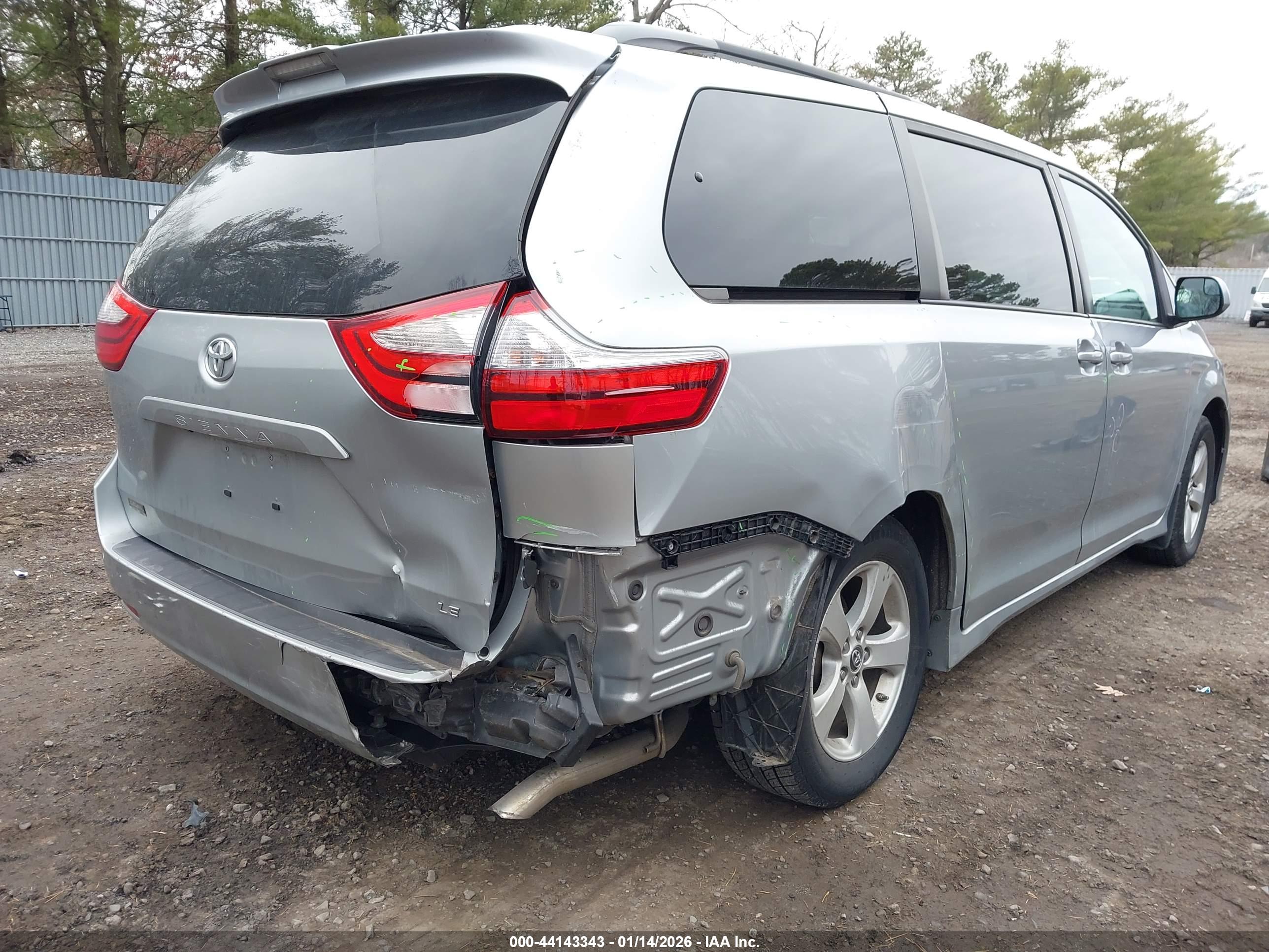 TOYOTA SIENNA image 6