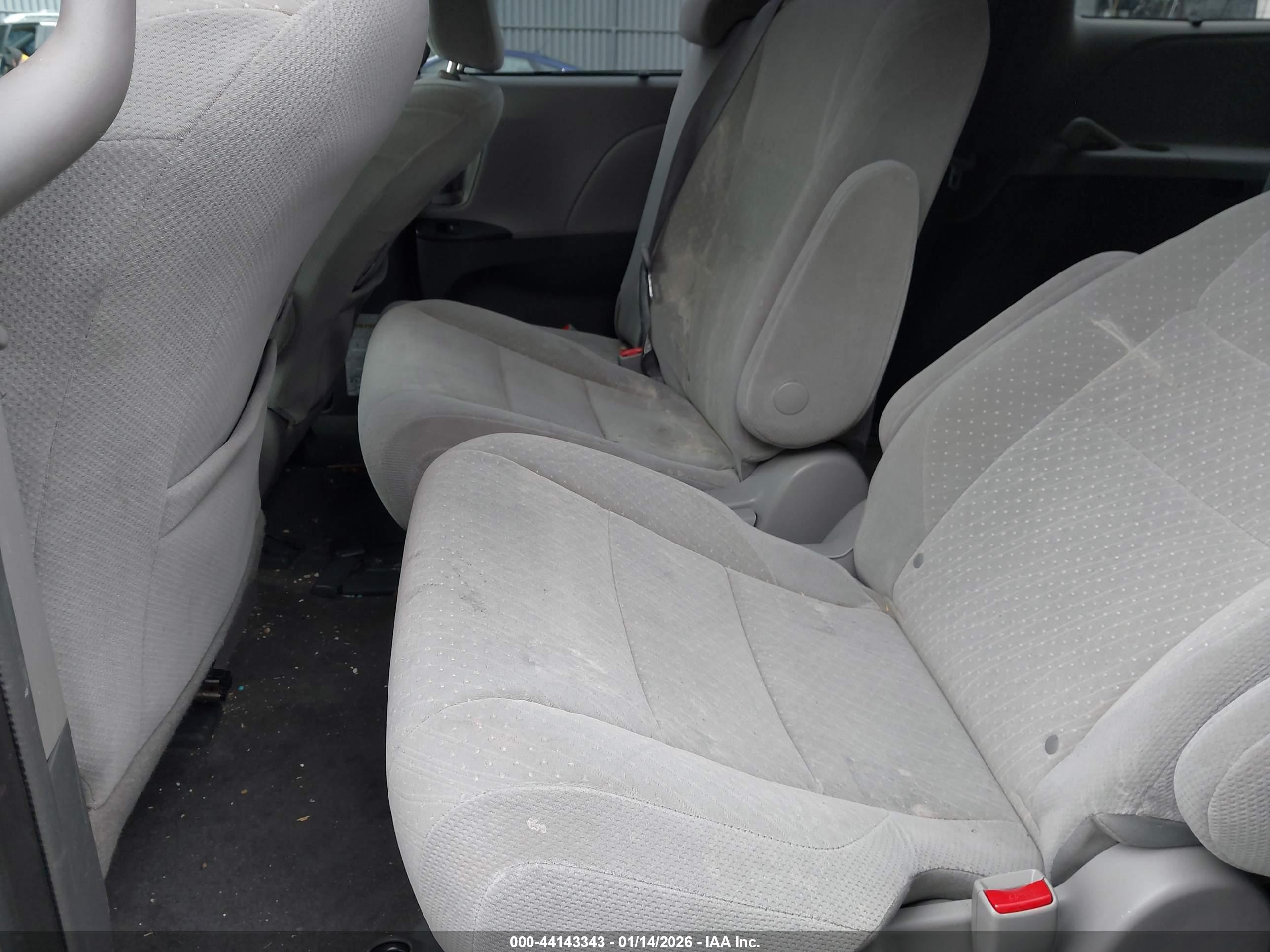 TOYOTA SIENNA image 8