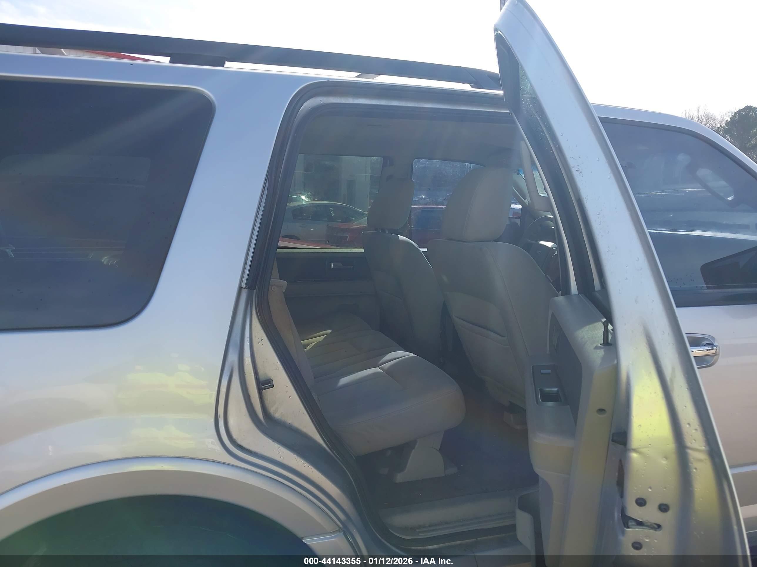FORD EXPEDITION image 8