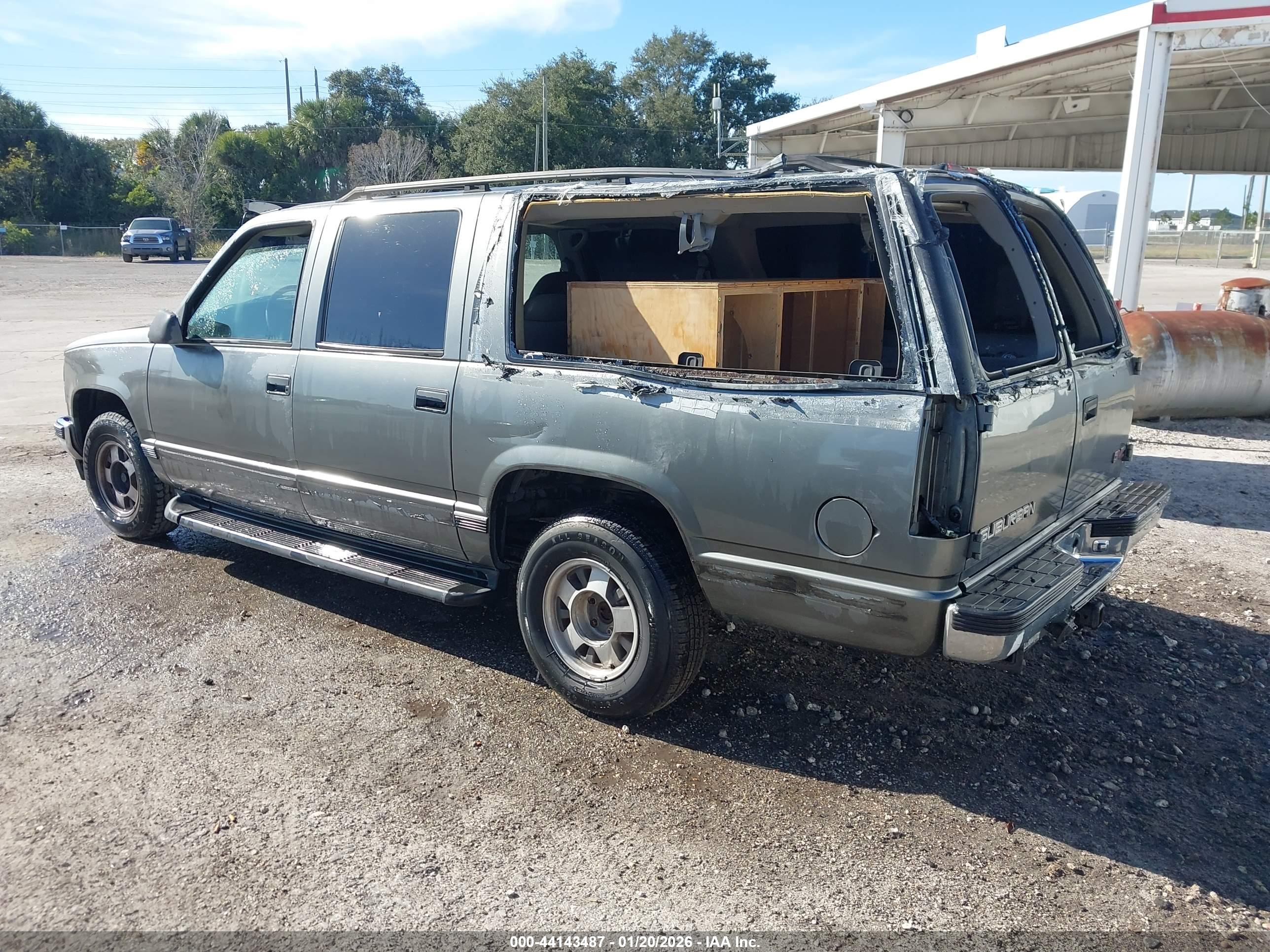 GMC SUBURBAN image 3