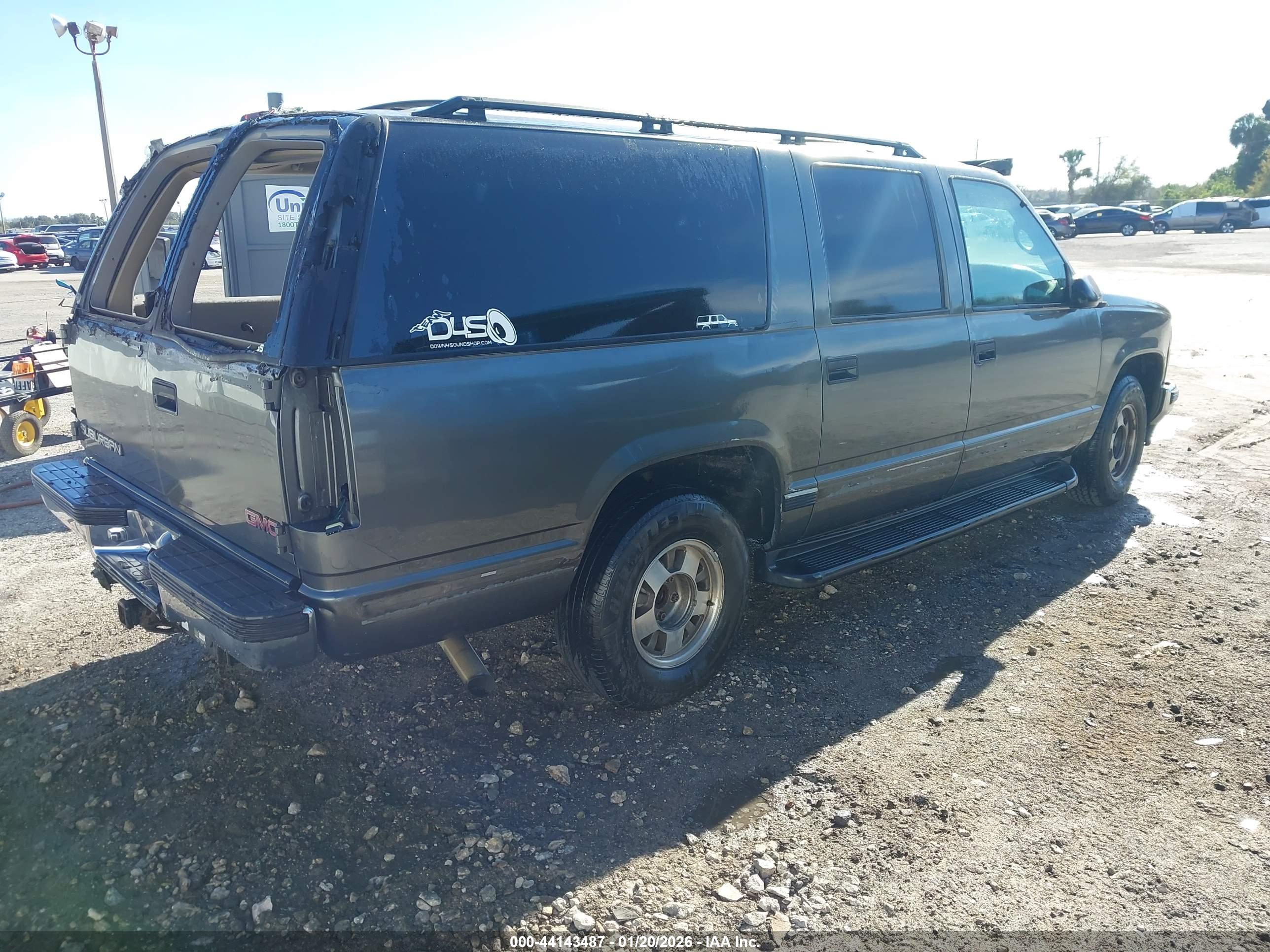 GMC SUBURBAN image 4