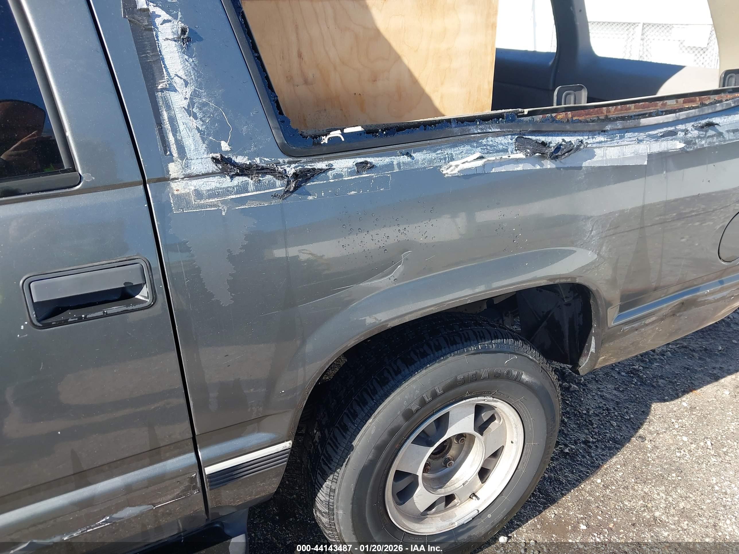 GMC SUBURBAN image 6