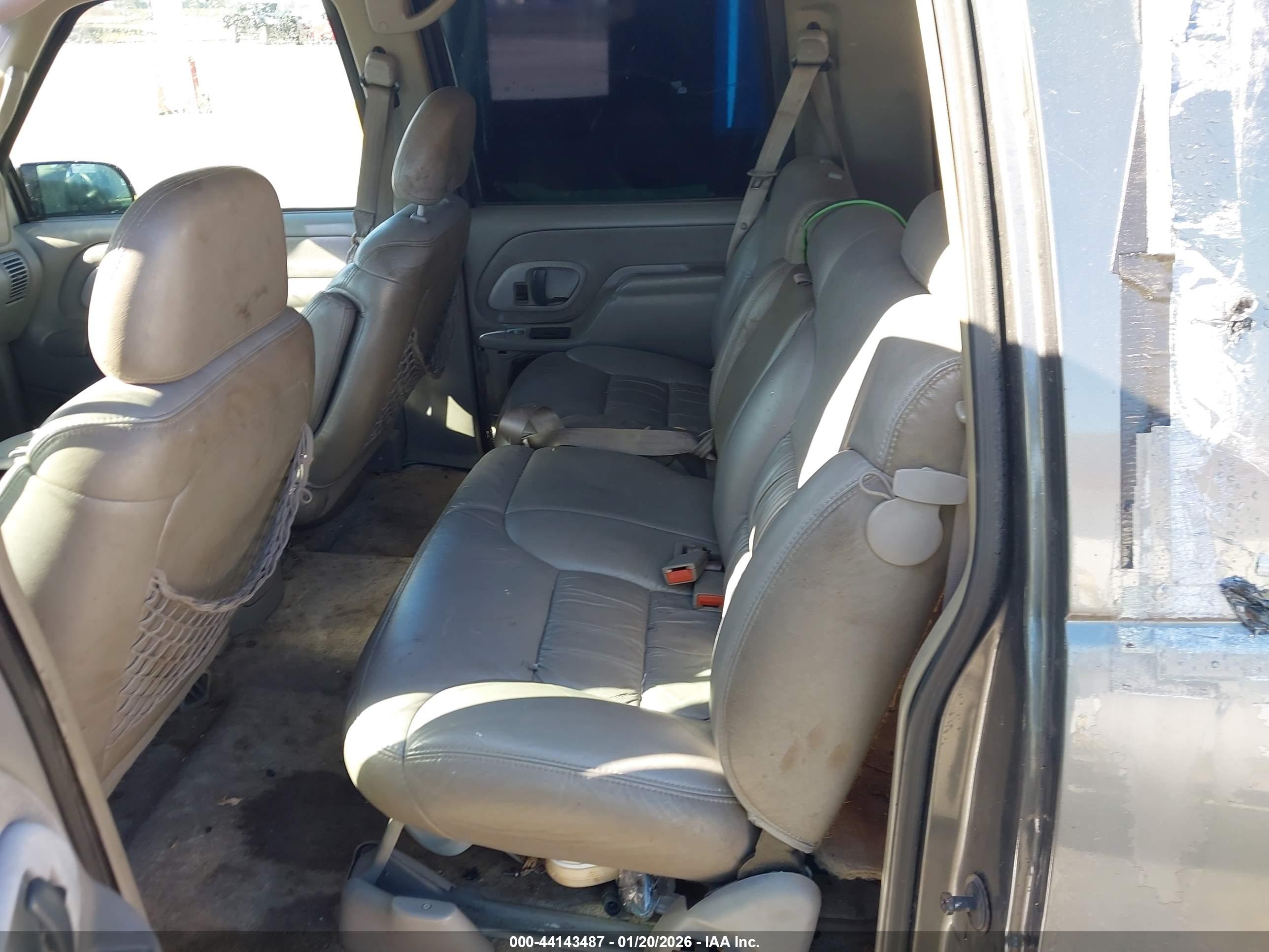 GMC SUBURBAN image 8