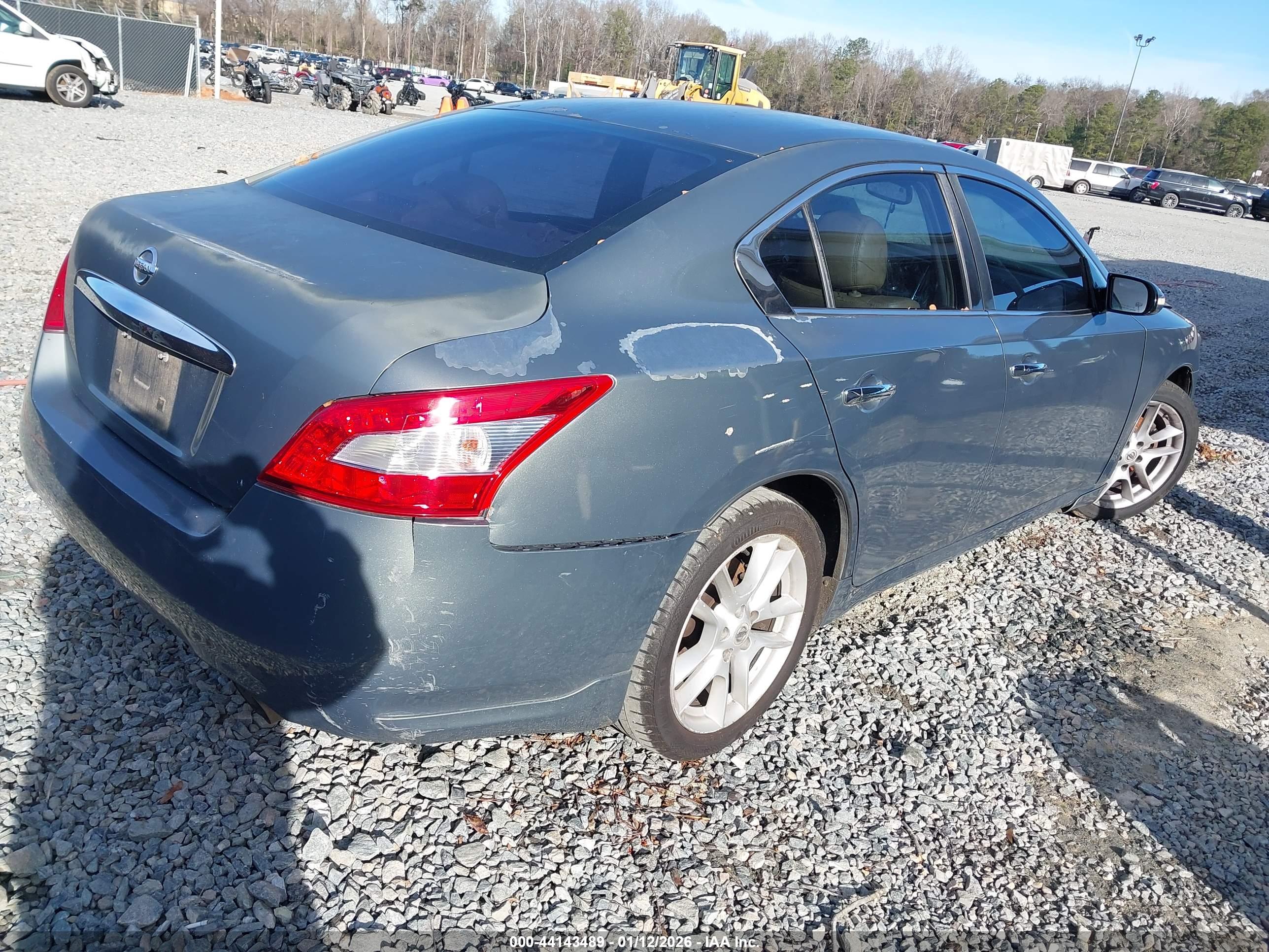NISSAN MAXIMA image 4
