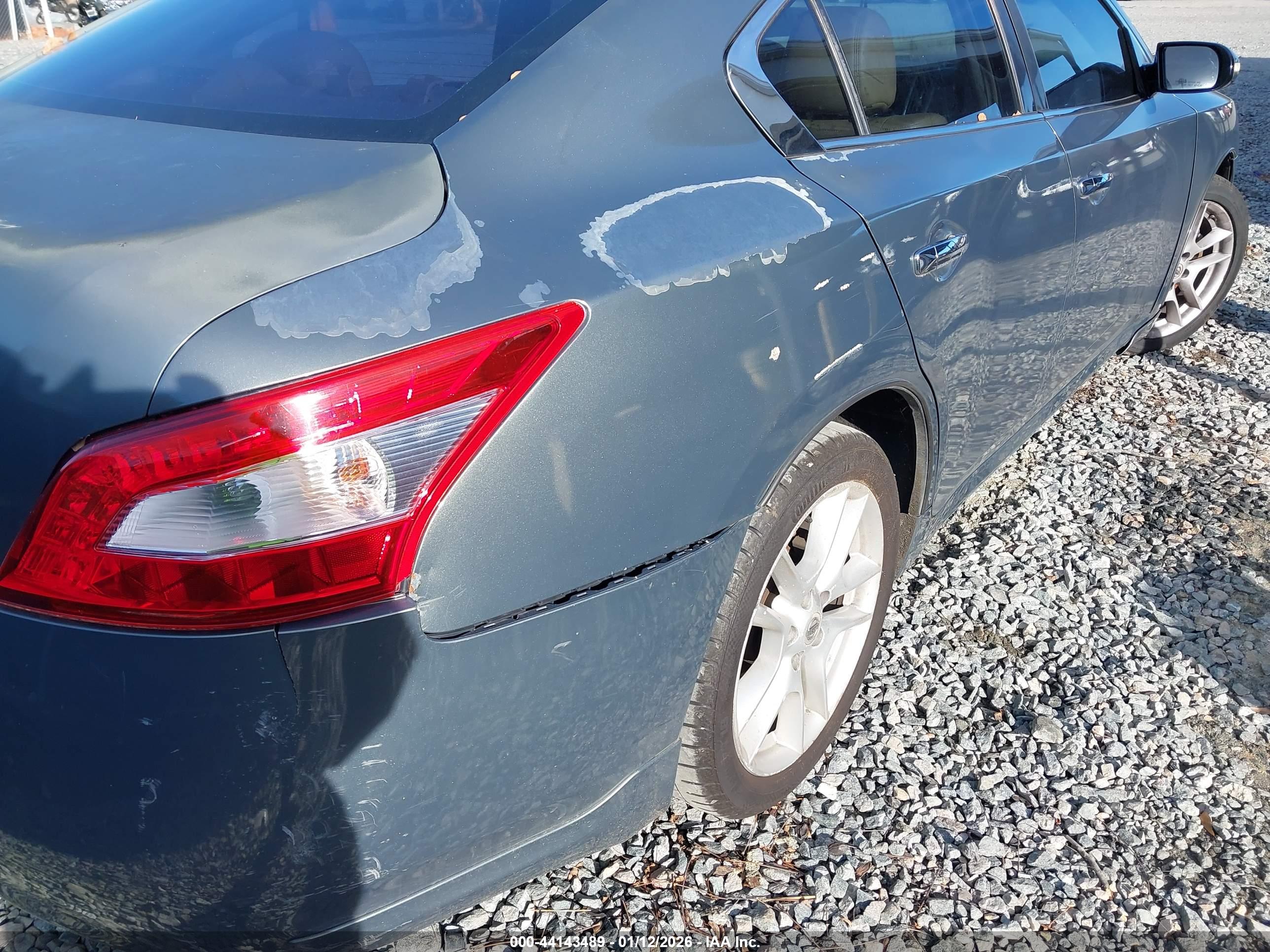 NISSAN MAXIMA image 6