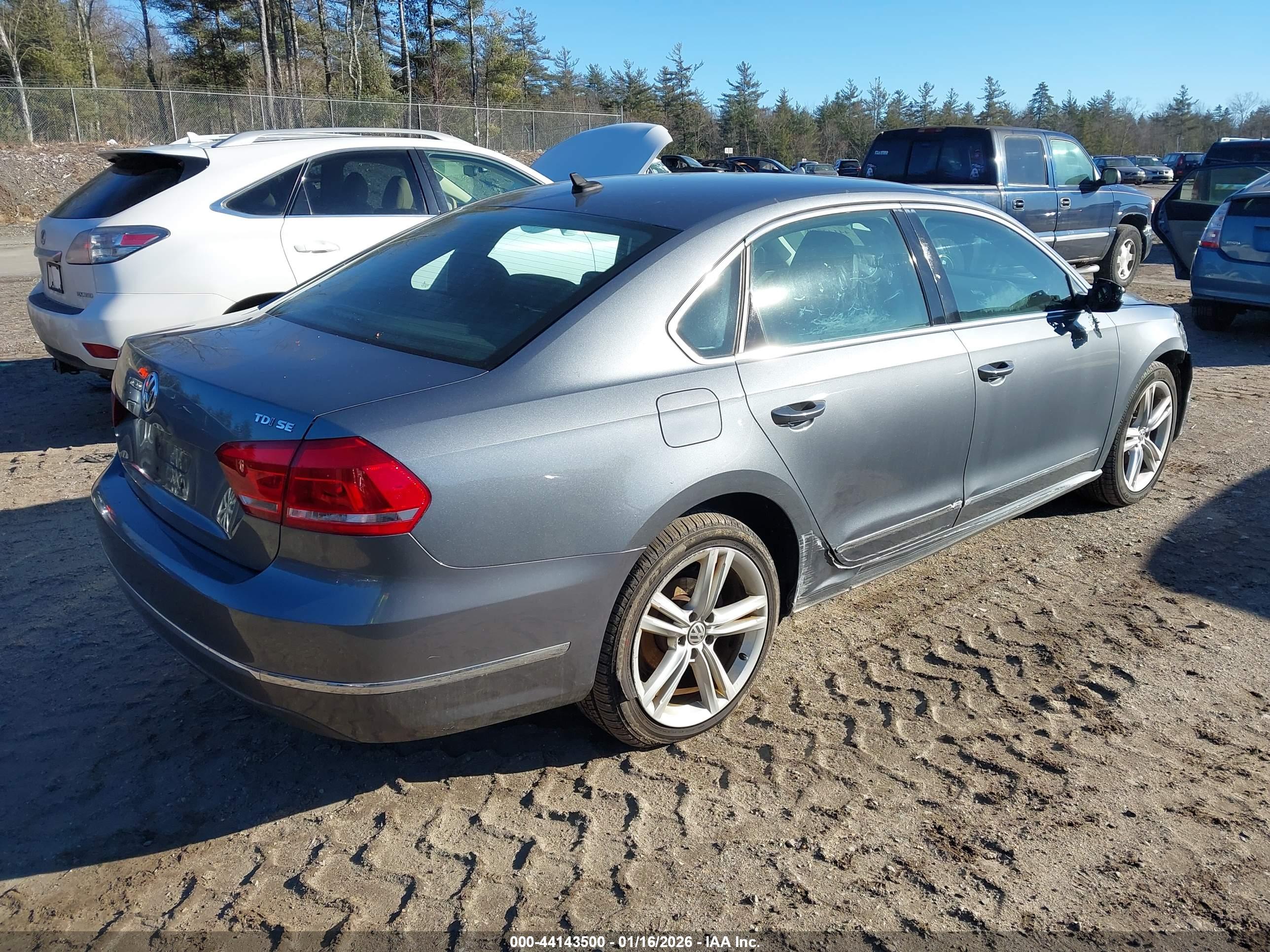 VOLKSWAGEN PASSAT image 4