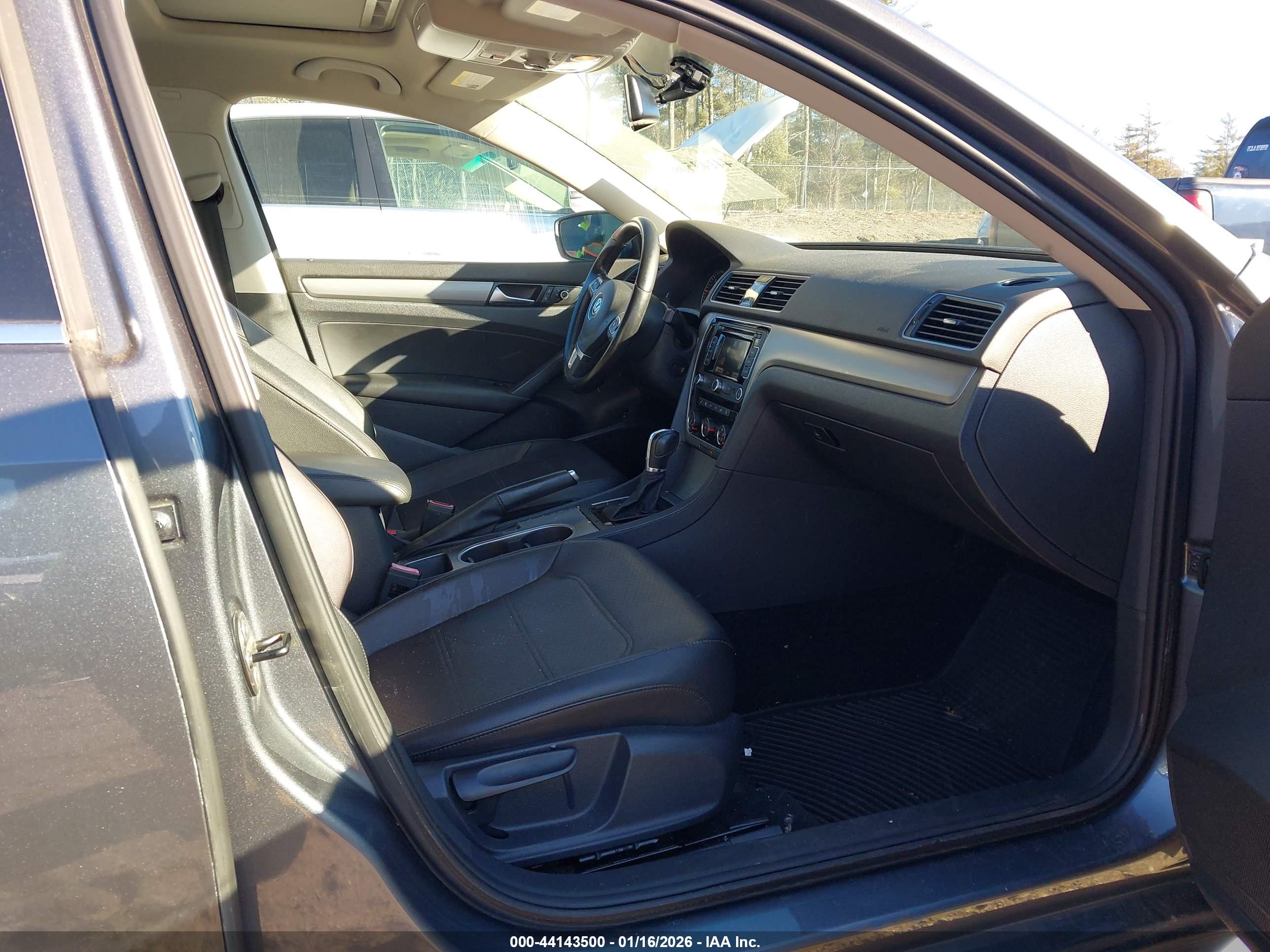 VOLKSWAGEN PASSAT image 5