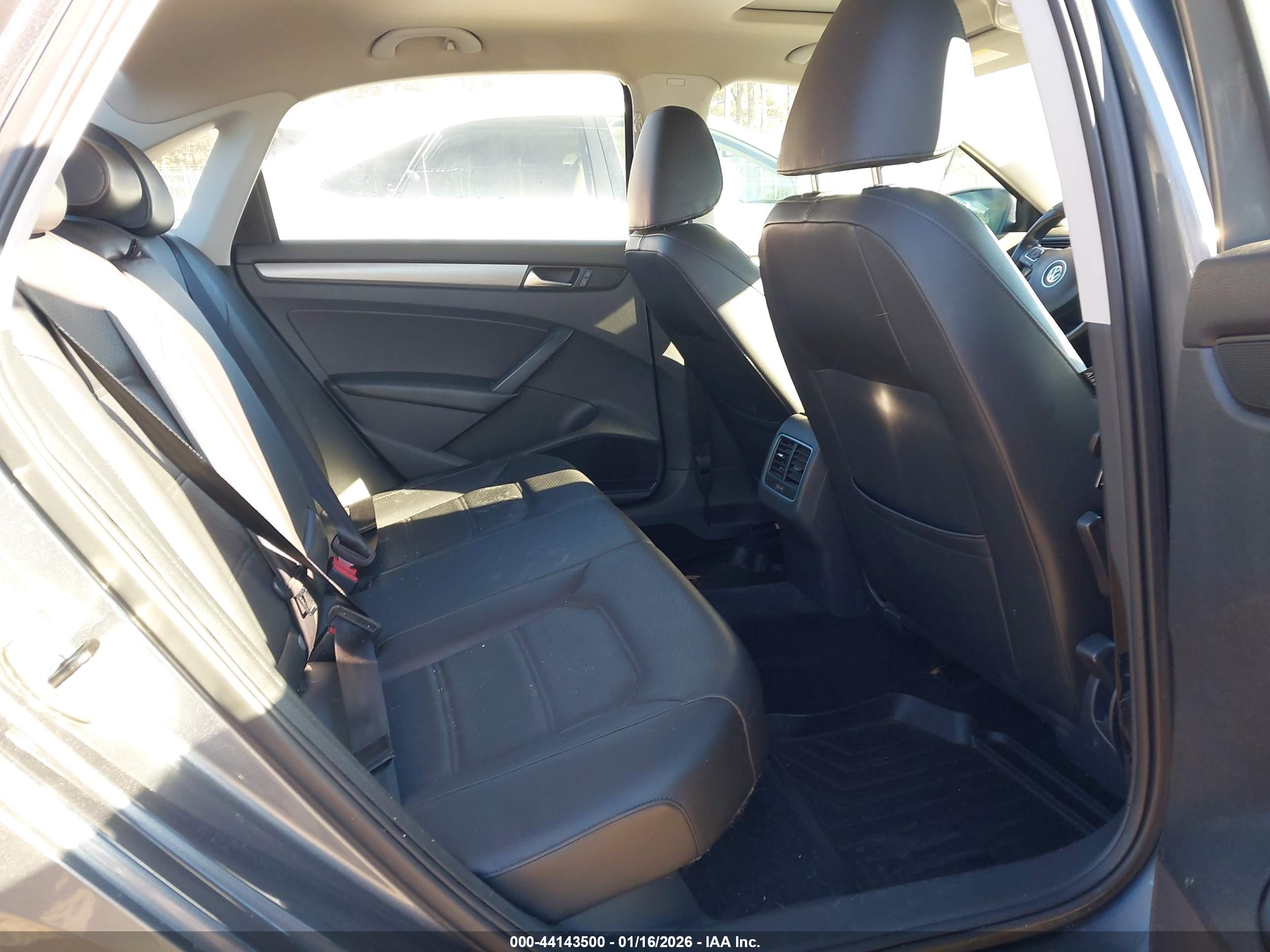 VOLKSWAGEN PASSAT image 8