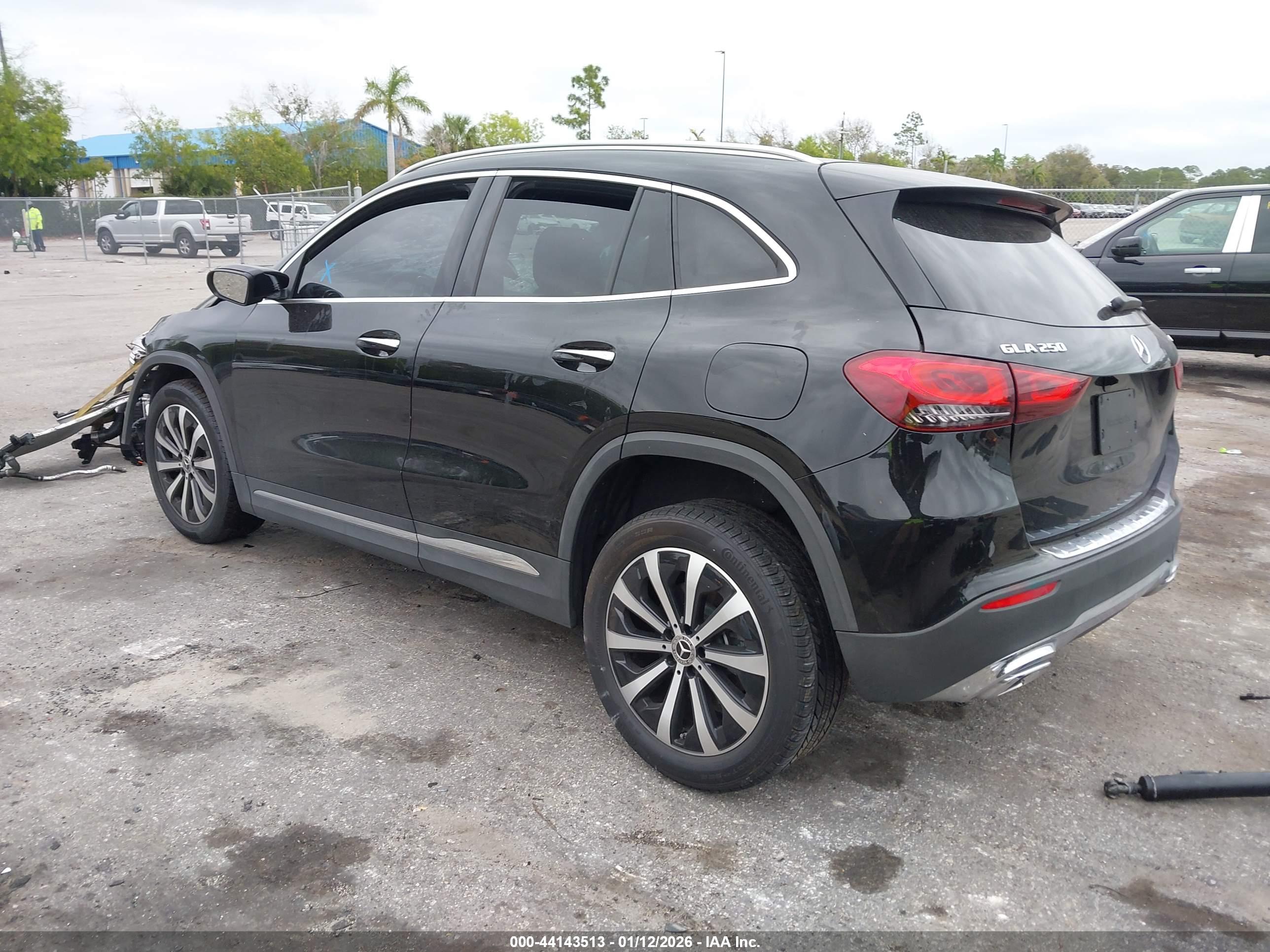 MERCEDES-BENZ GLA image 3
