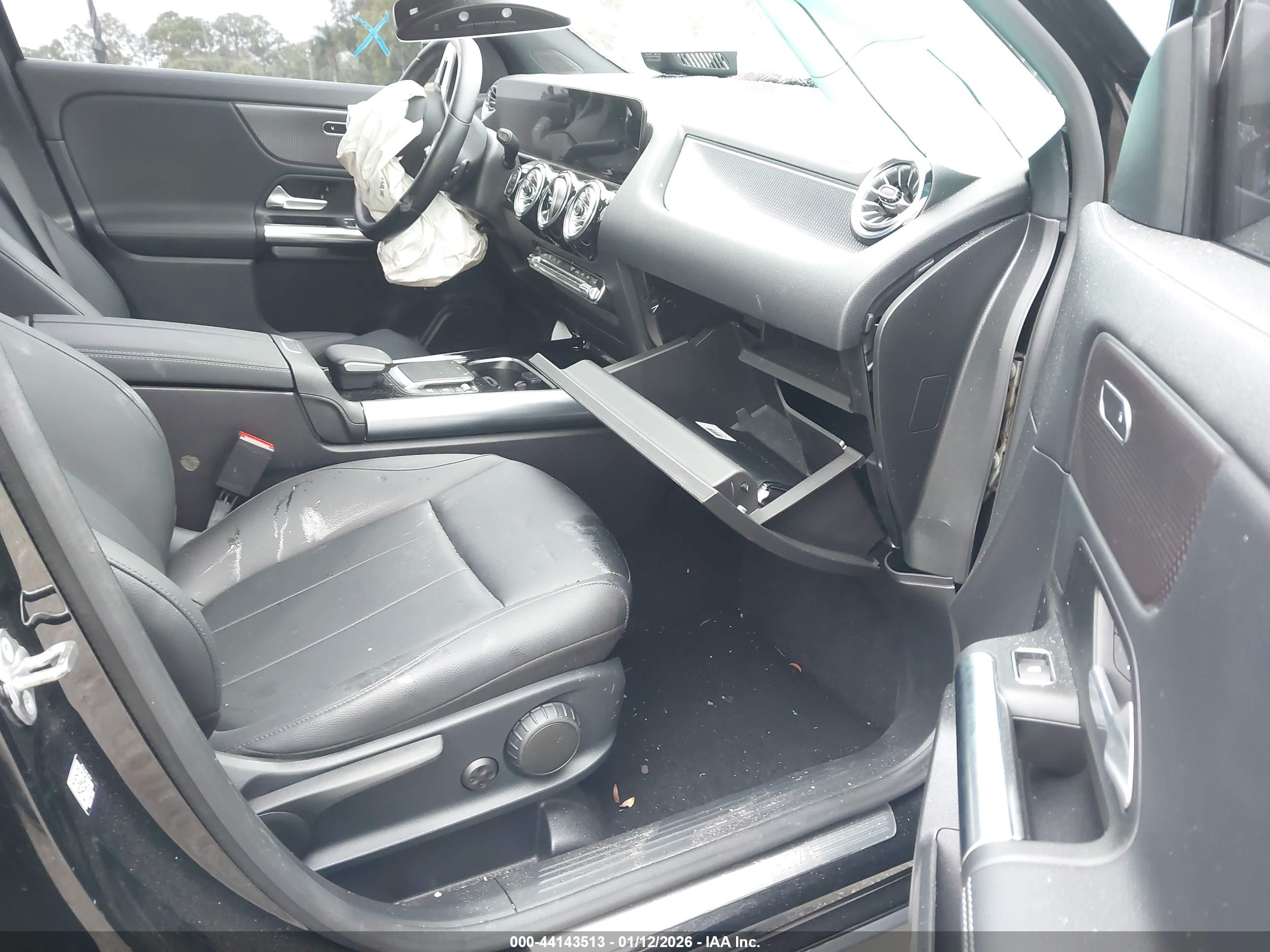 MERCEDES-BENZ GLA image 5