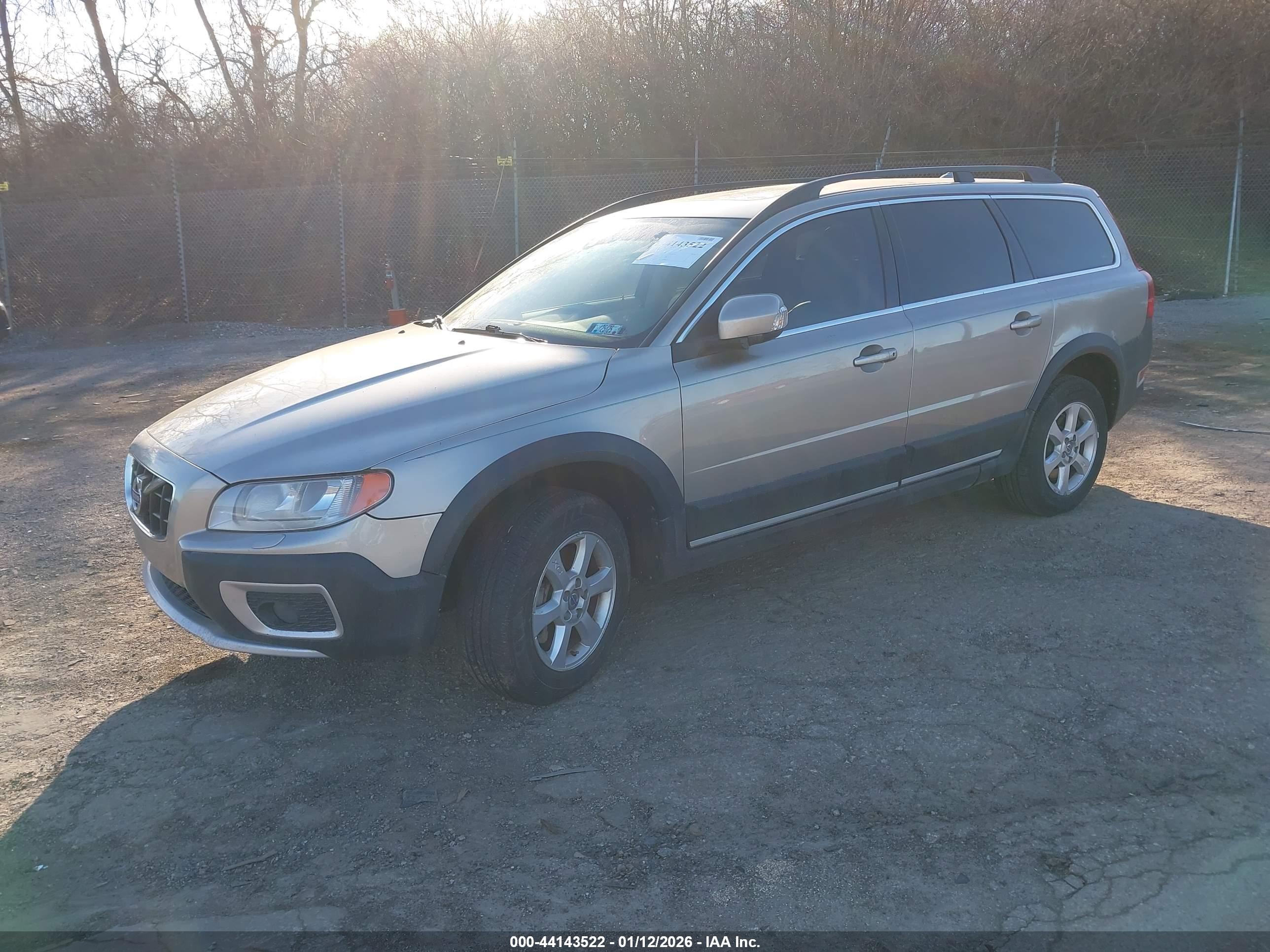 VOLVO XC70 image 2